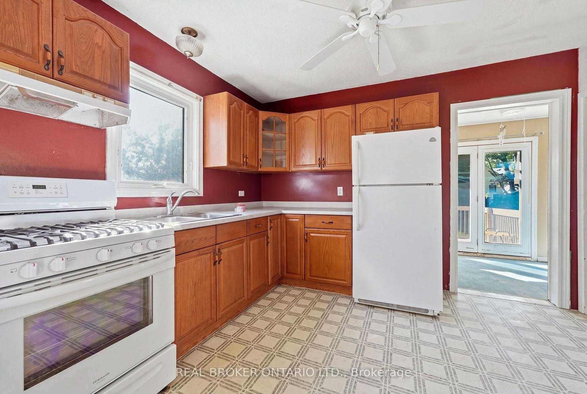 Photo 14 of 132 Grass Avenue, St. Catharines, Downtown — HOMEH
