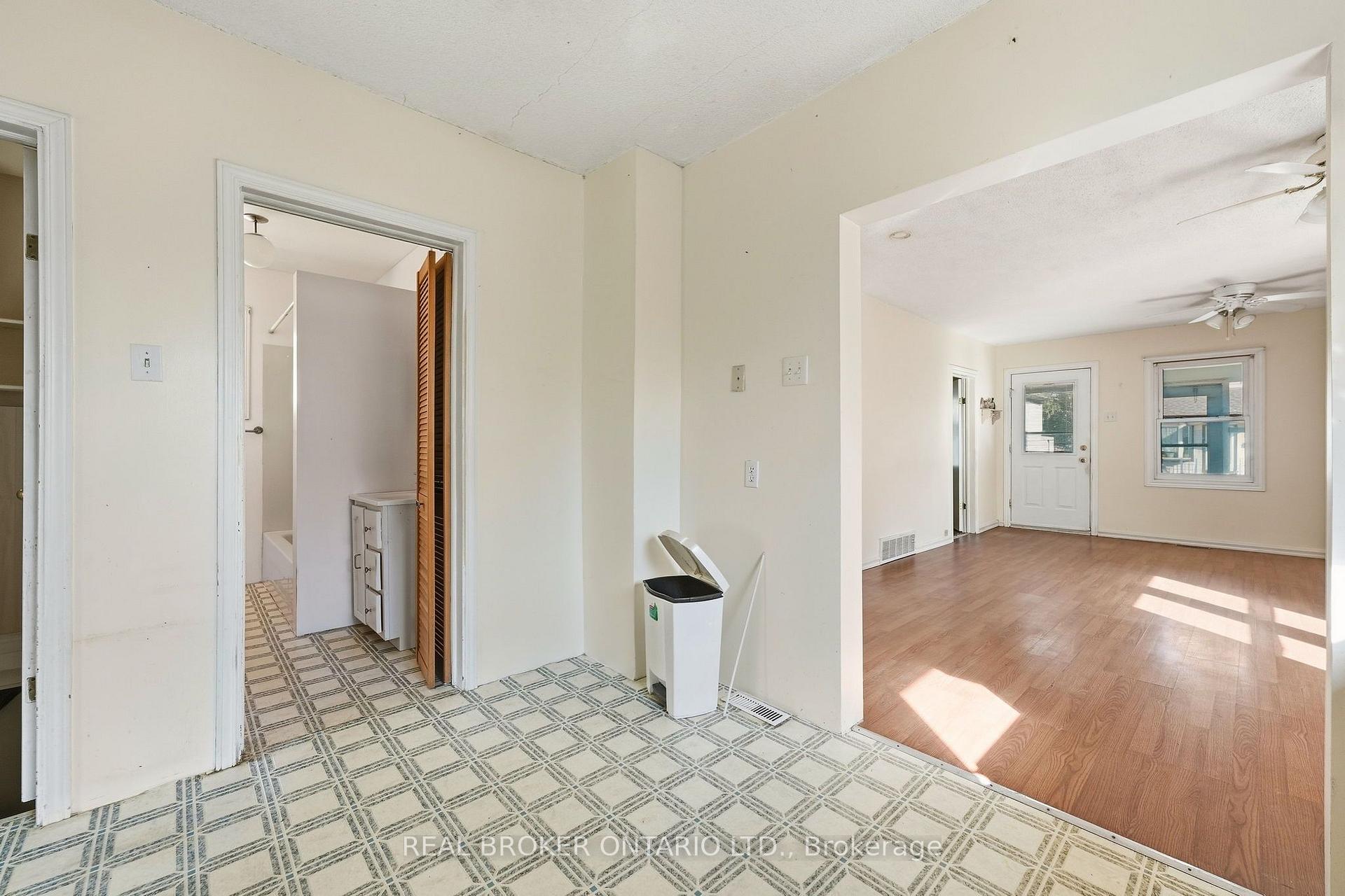 Photo 15 of 132 Grass Avenue, St. Catharines, Downtown — HOMEH