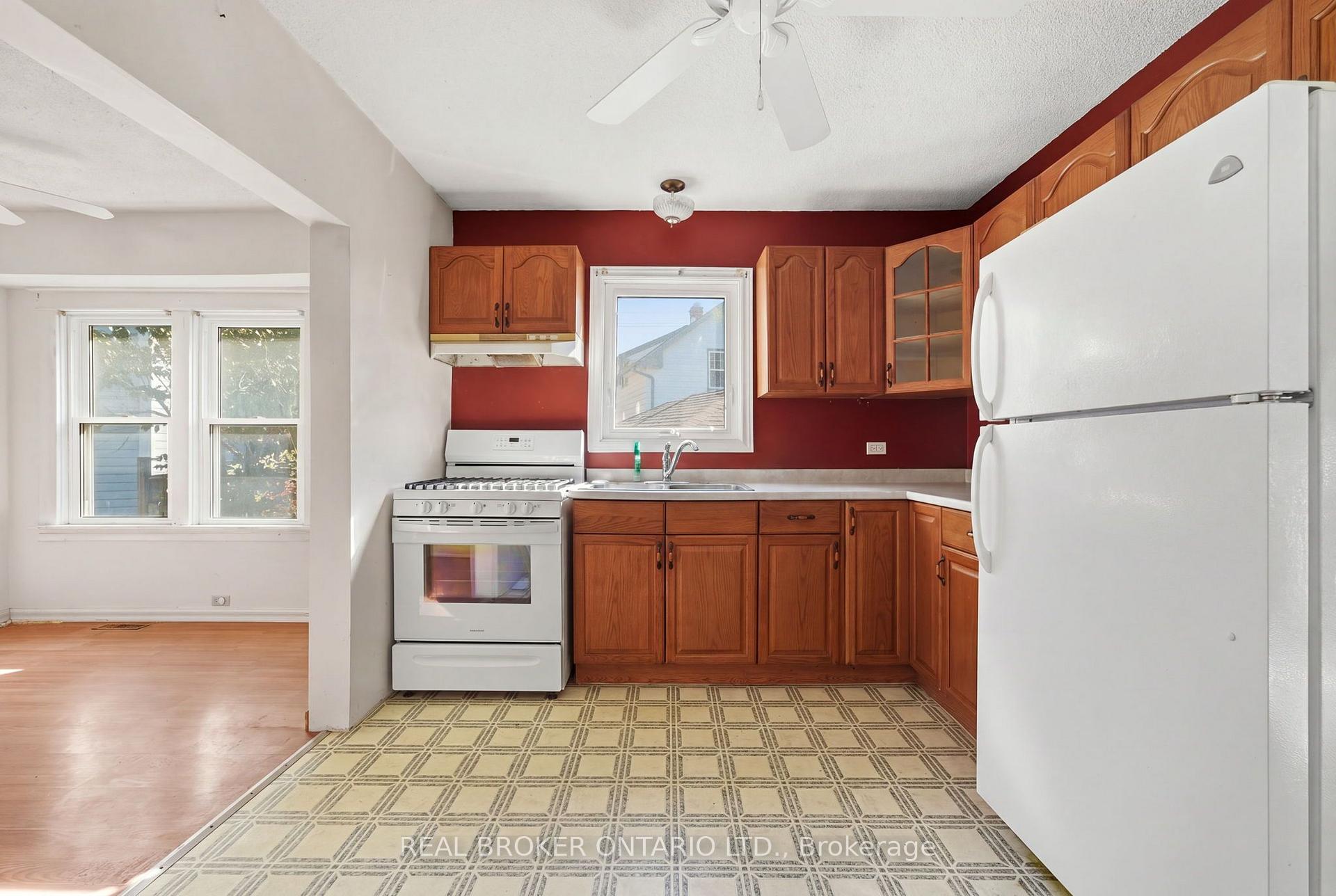Photo 16 of 132 Grass Avenue, St. Catharines, Downtown — HOMEH