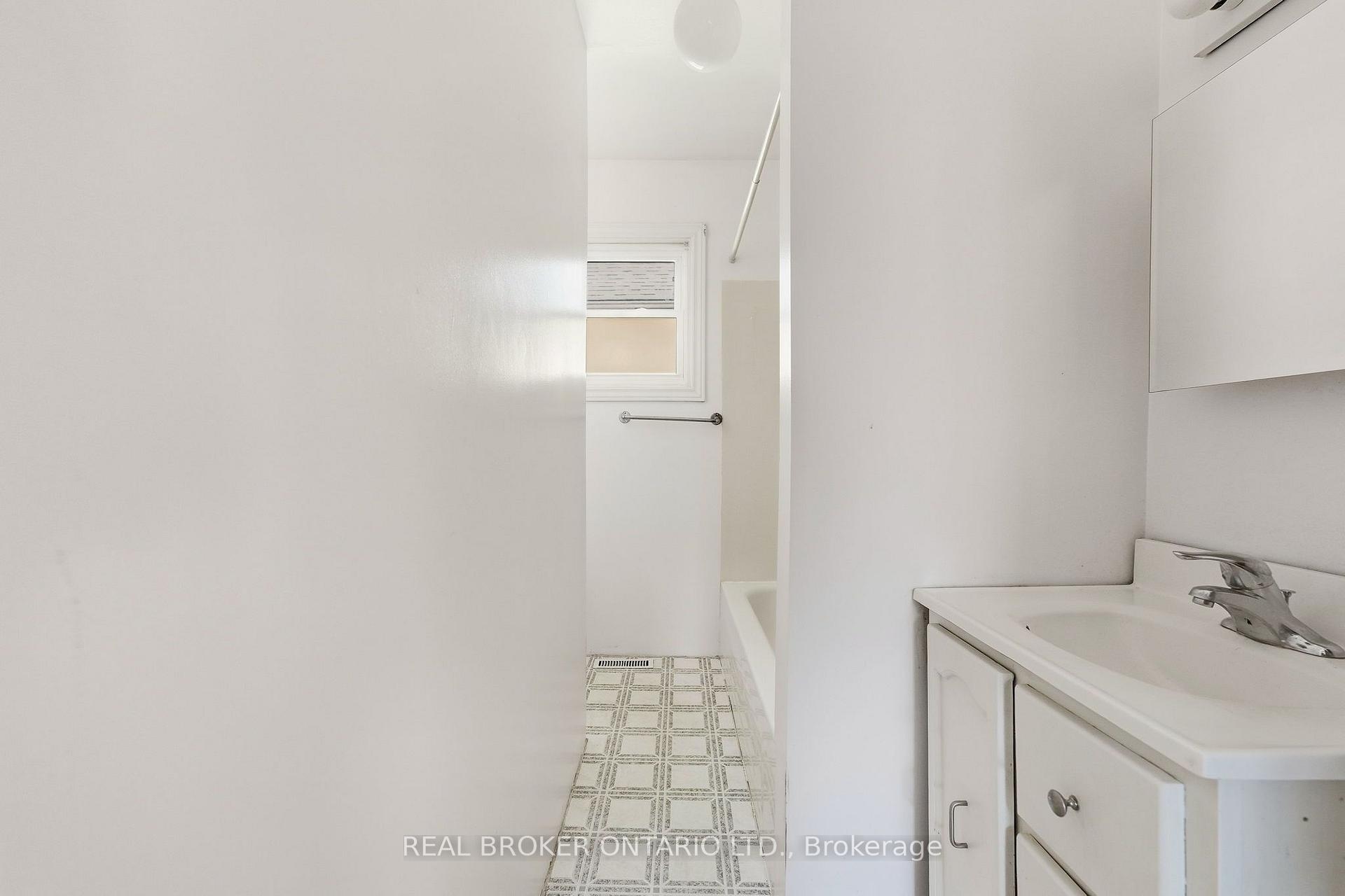Photo 17 of 132 Grass Avenue, St. Catharines, Downtown — HOMEH