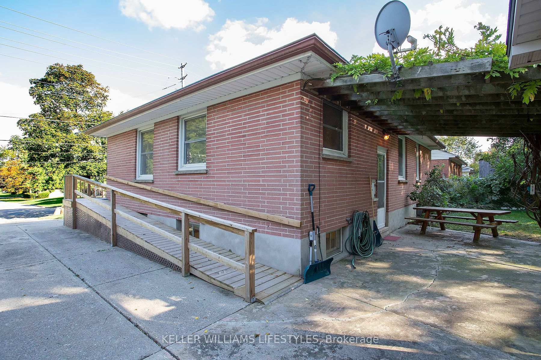 Photo 36 of 155 Trowbridge Avenue, London, South D — HOMEH