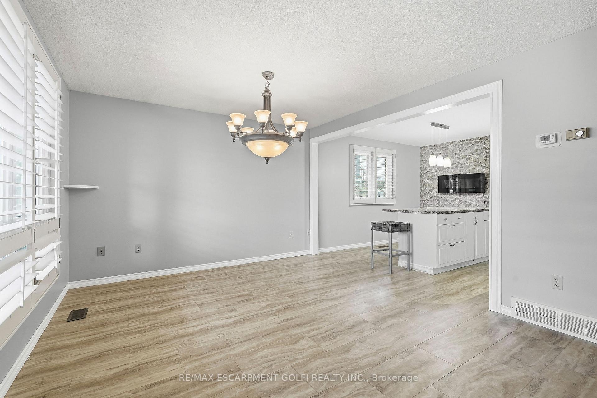 Photo 2 of 7814 Donlee Drive, Niagara Falls, Ascot — HOMEH