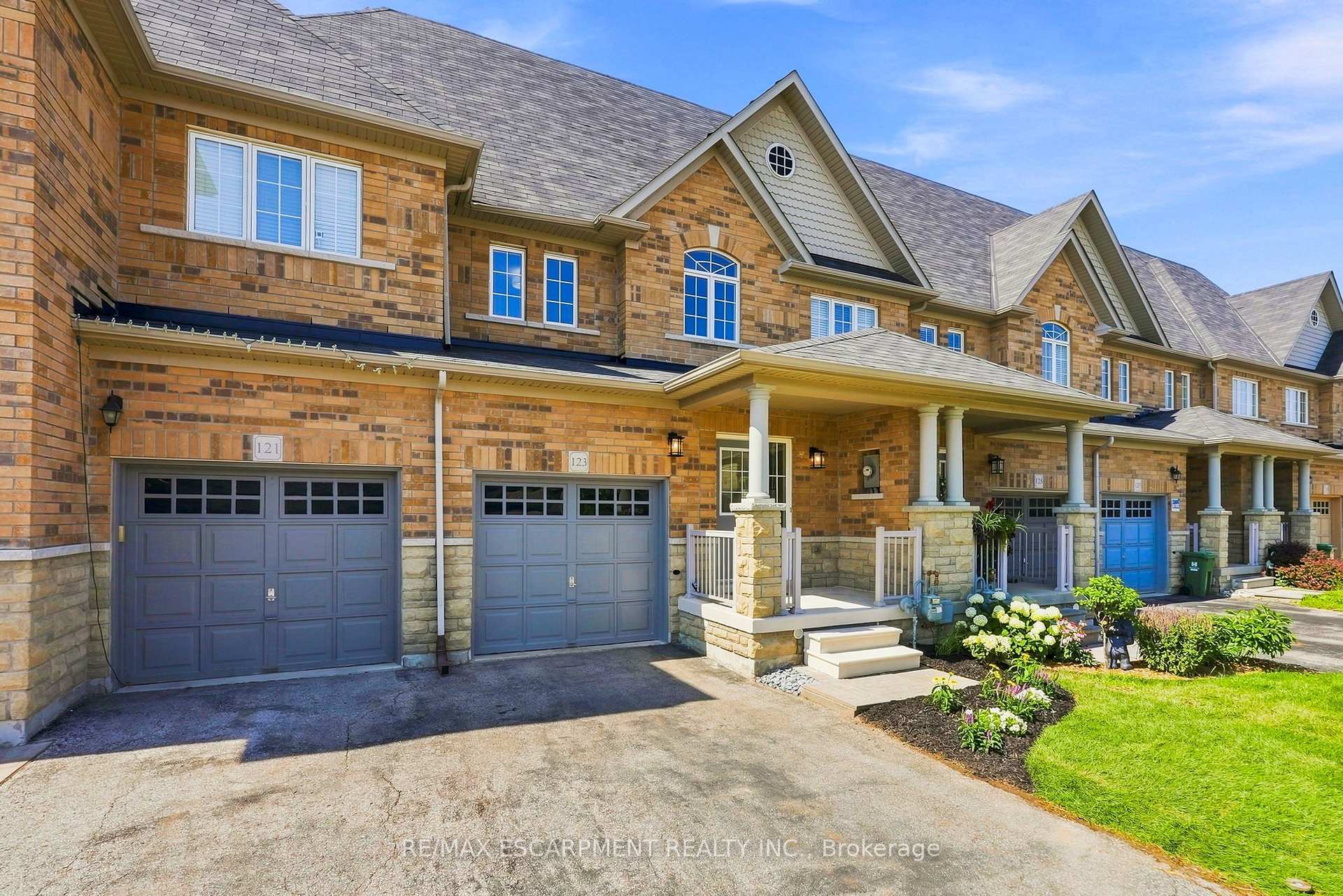 Photo 2 of 123 Skinner Road, Hamilton, Waterdown — HOMEH