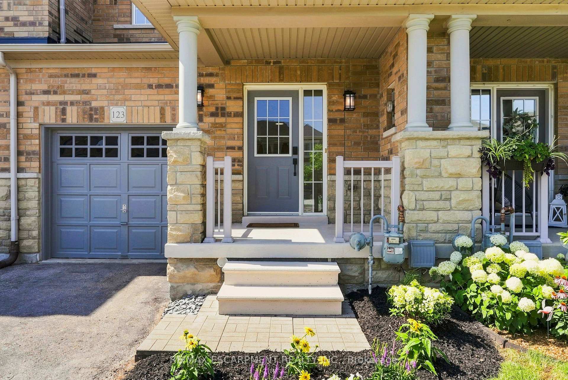 Photo 3 of 123 Skinner Road, Hamilton, Waterdown — HOMEH
