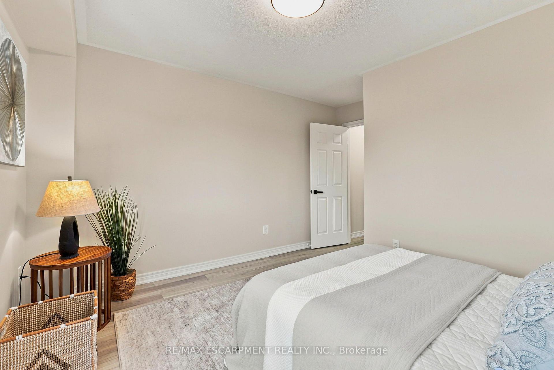 Photo 21 of 123 Skinner Road, Hamilton, Waterdown — HOMEH