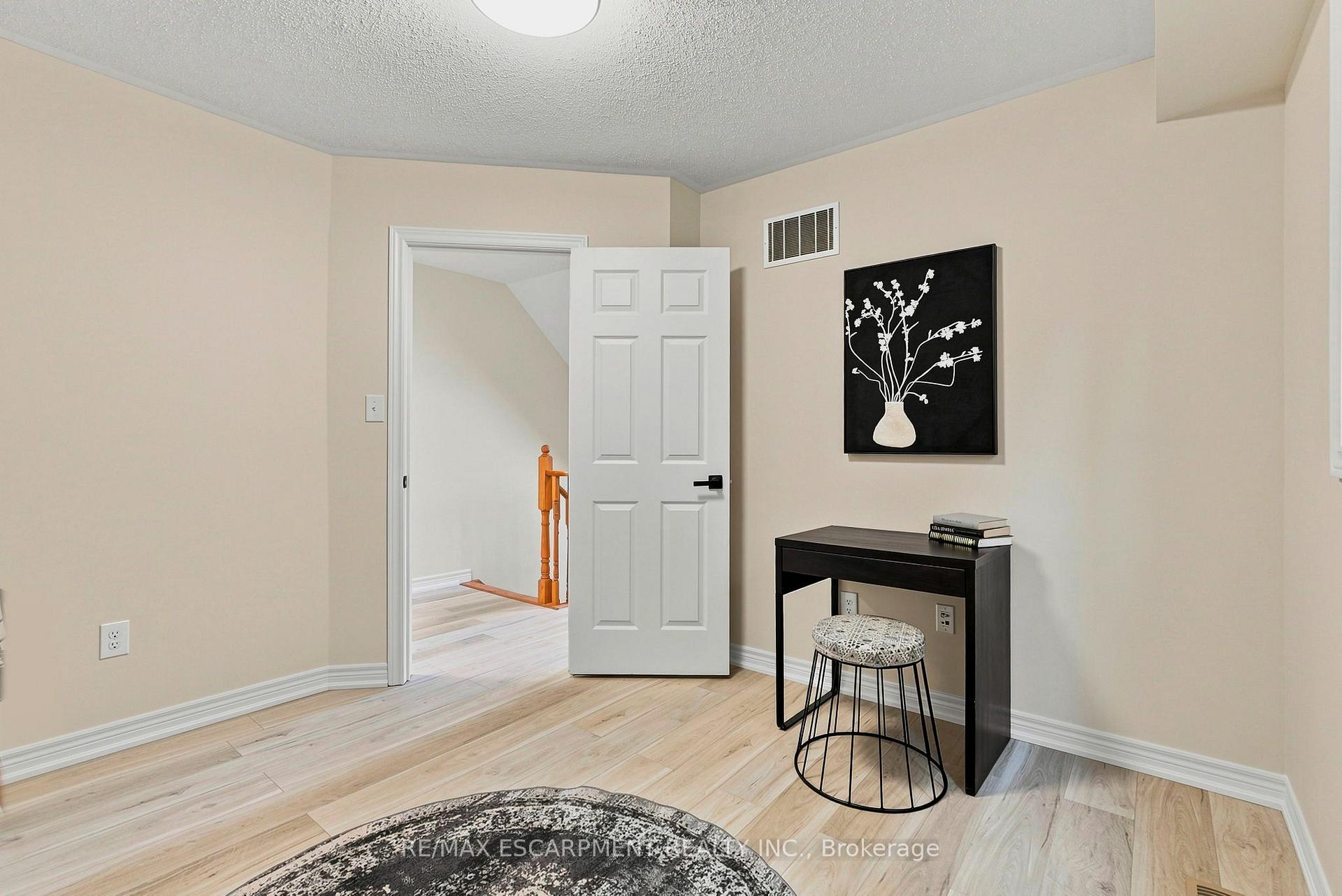 Photo 23 of 123 Skinner Road, Hamilton, Waterdown — HOMEH