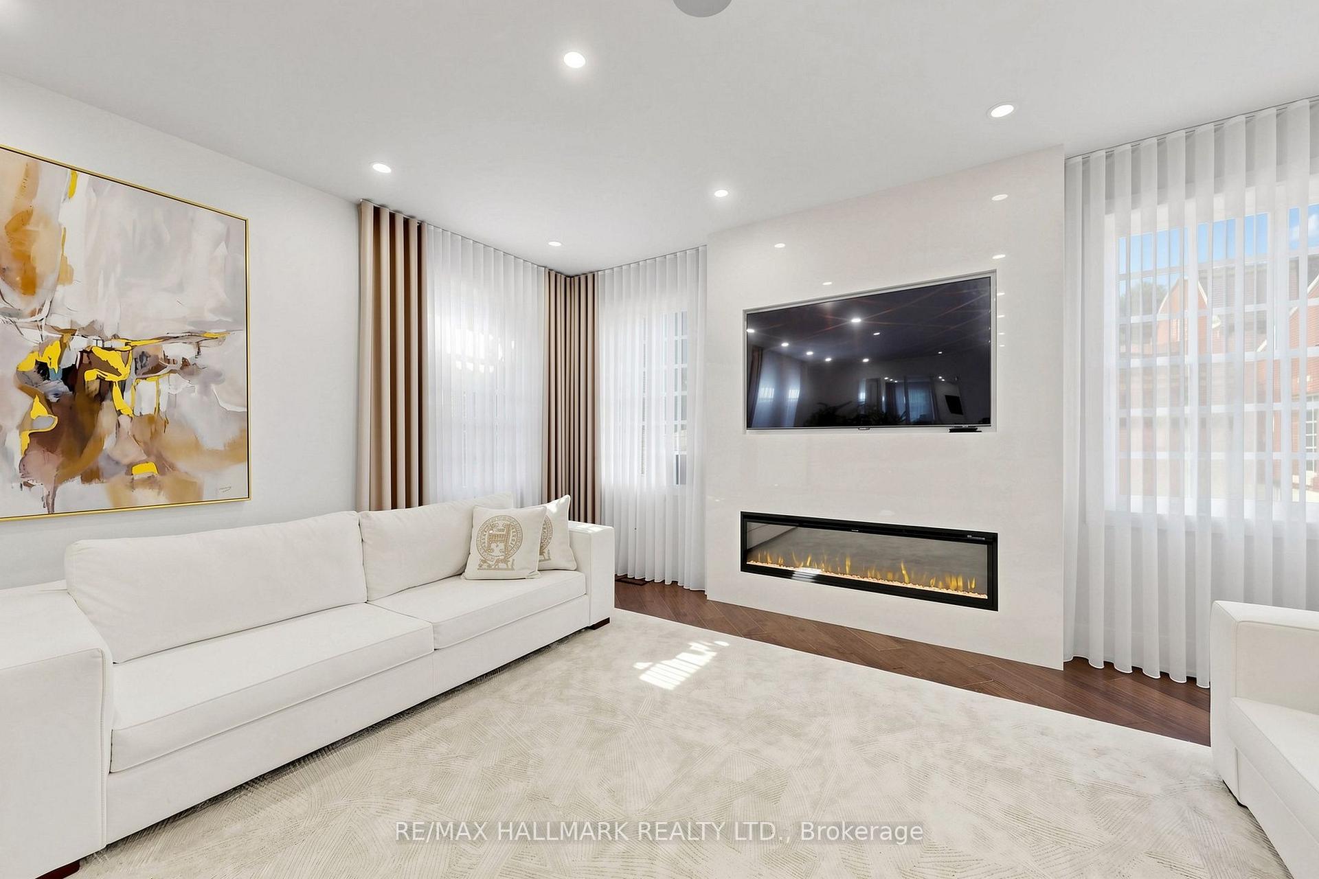 Photo 10 of 63 Willett Crescent, Richmond Hill, Mill Pond — HOMEH