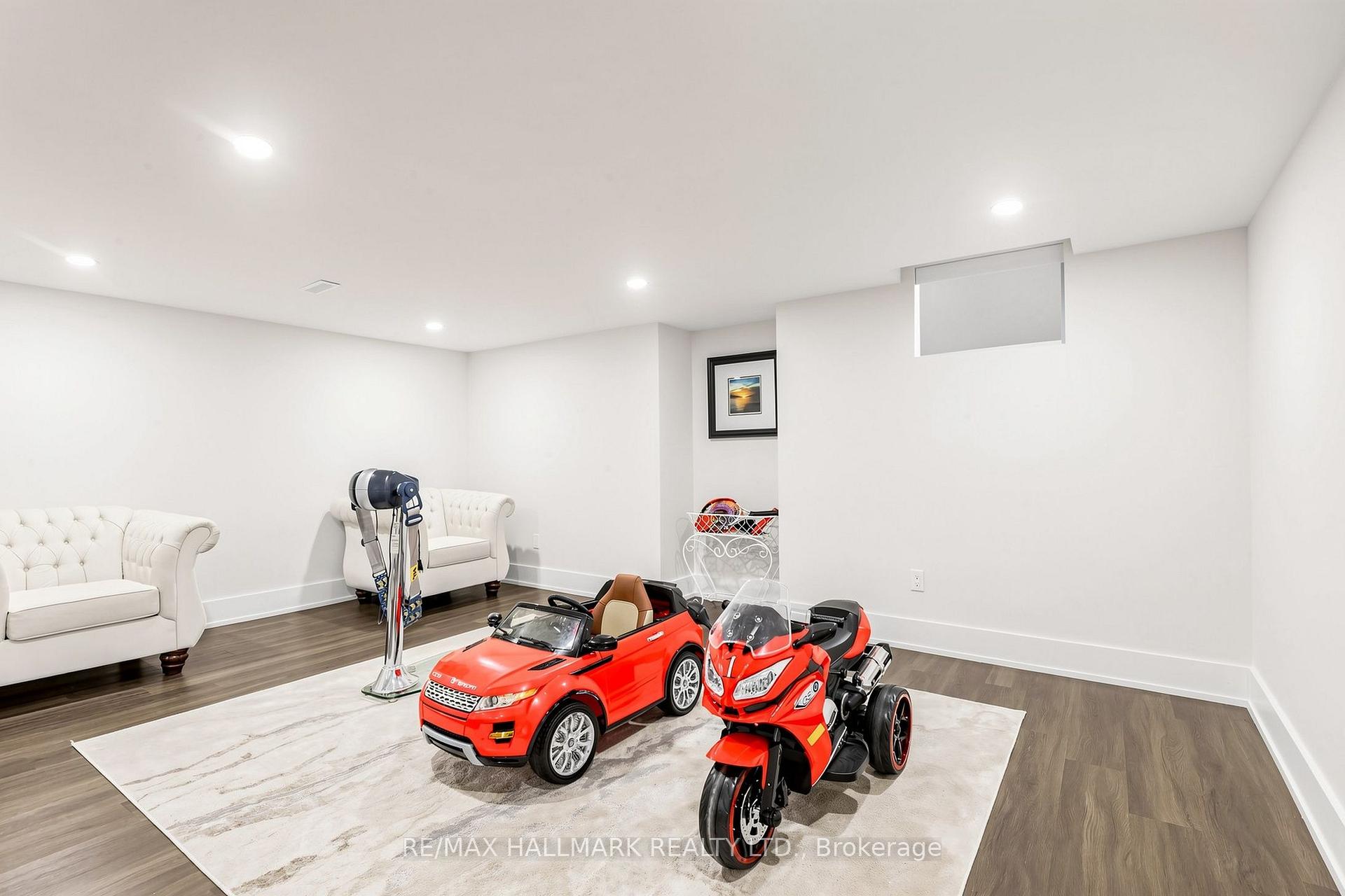 Photo 39 of 63 Willett Crescent, Richmond Hill, Mill Pond — HOMEH