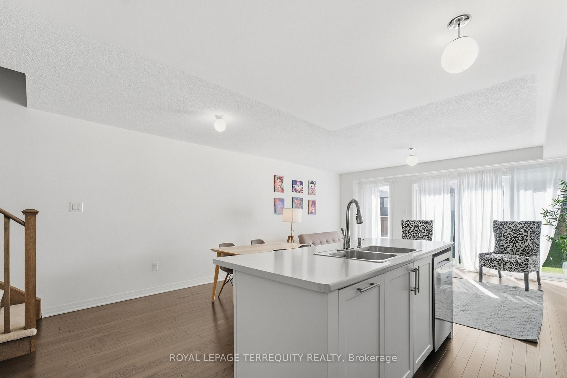 Photo 8 of 129 Sailors Landing, Clarington, Bowmanville — HOMEH