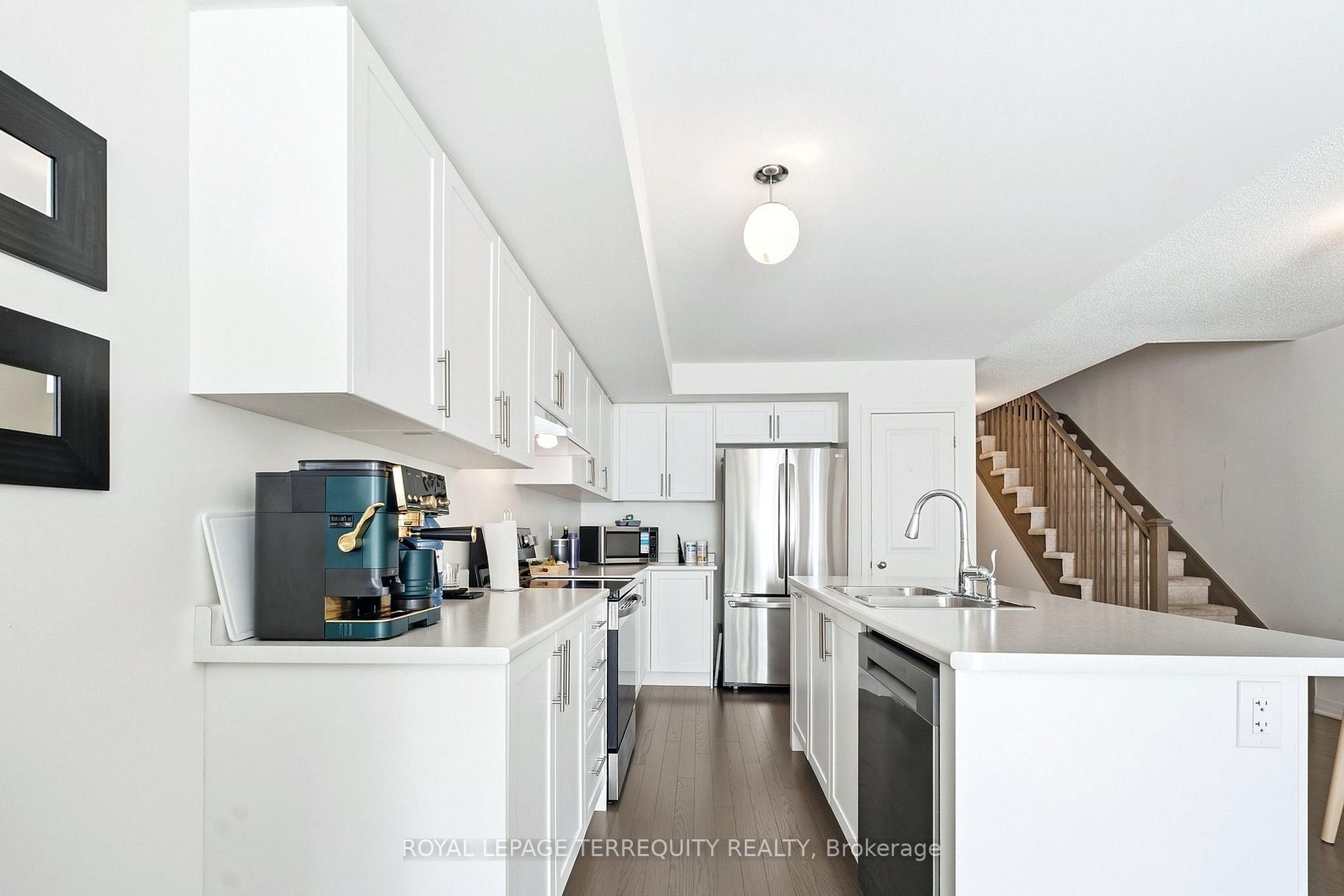 Photo 11 of 129 Sailors Landing, Clarington, Bowmanville — HOMEH