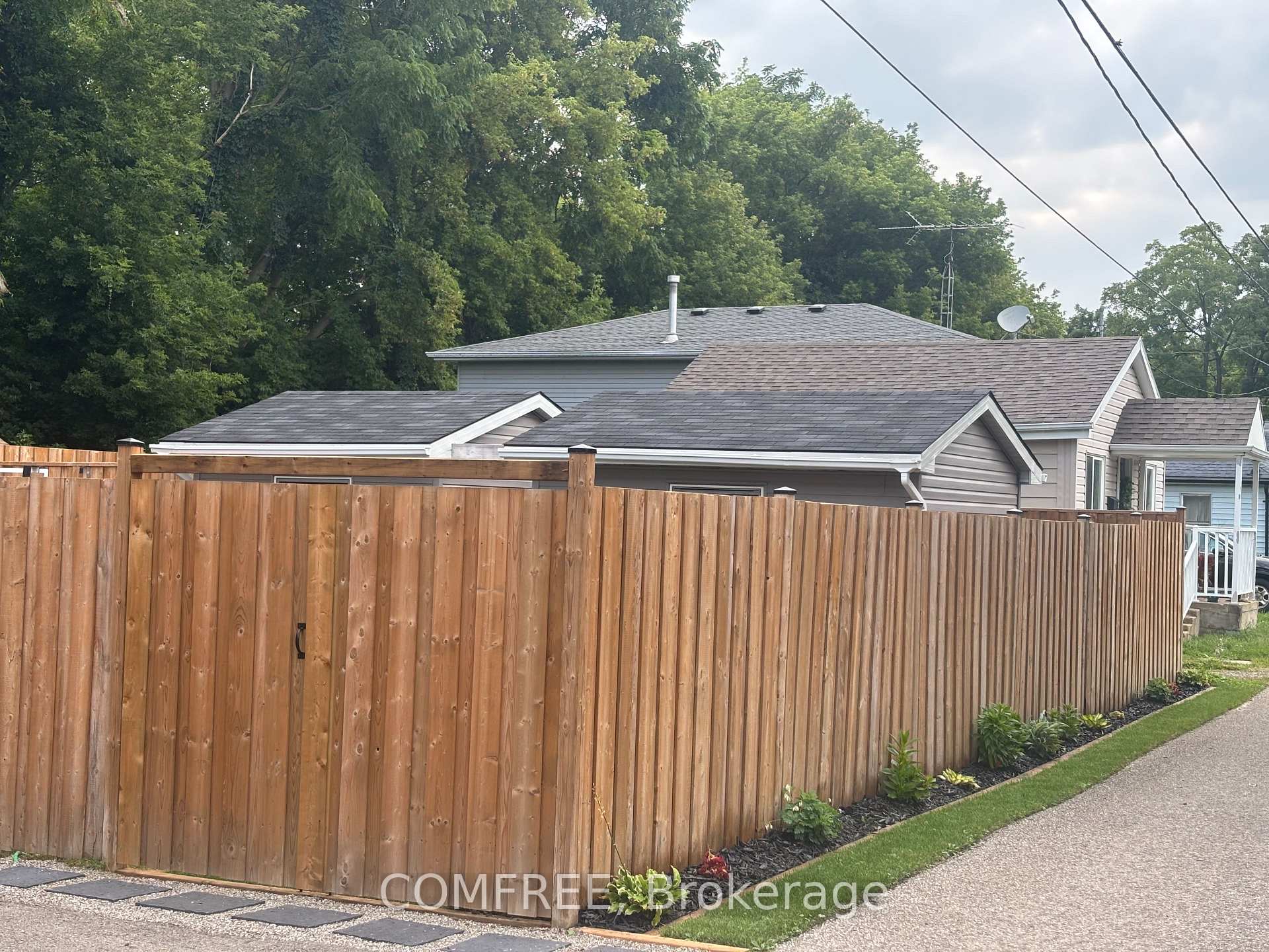 Photo 3 of 287 Brock Street, Brantford, East Ward — HOMEH