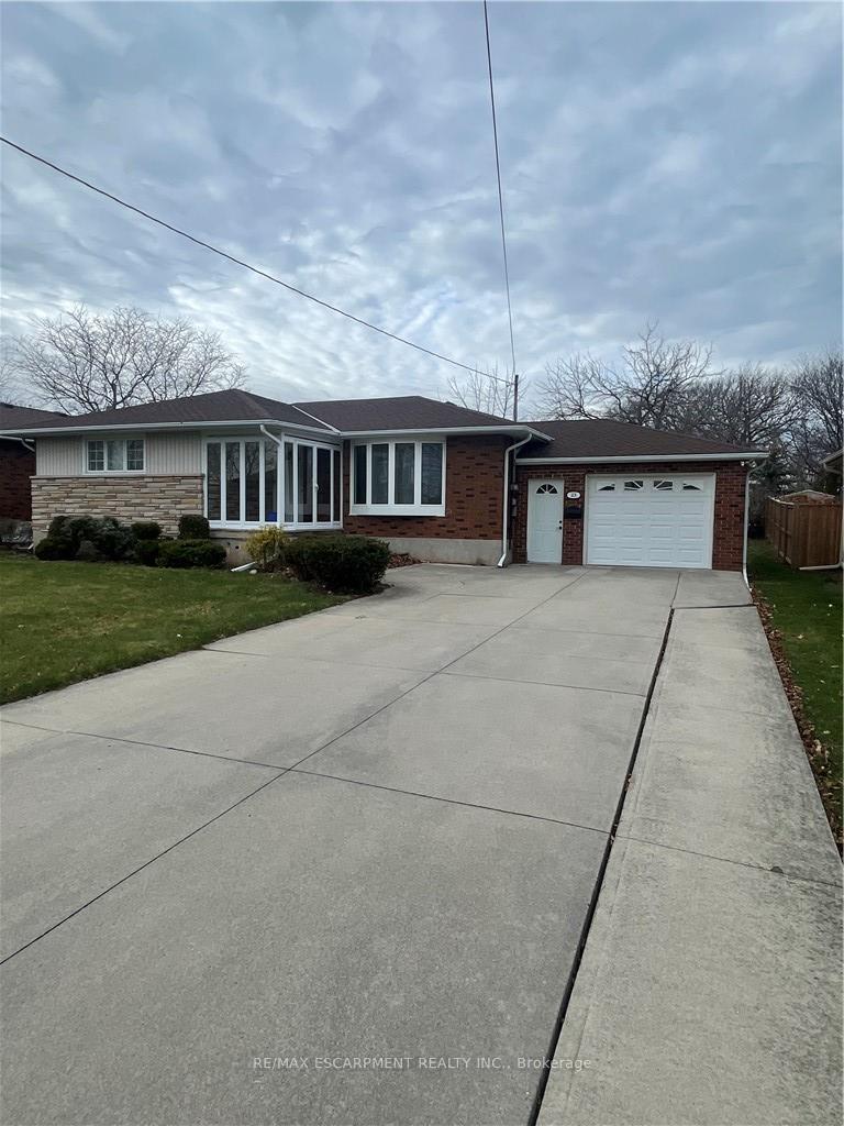 Photo 2 of 23 Woodsview Avenue W, Grimsby, Grimsby Beach — HOMEH