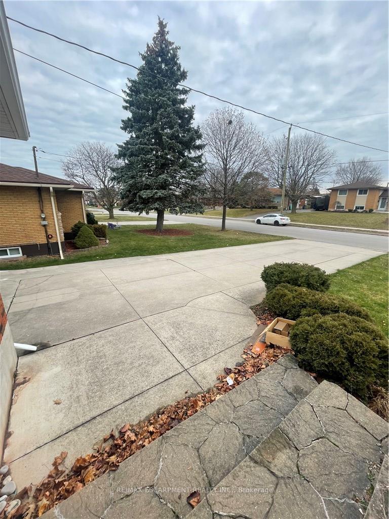 Photo 3 of 23 Woodsview Avenue W, Grimsby, Grimsby Beach — HOMEH