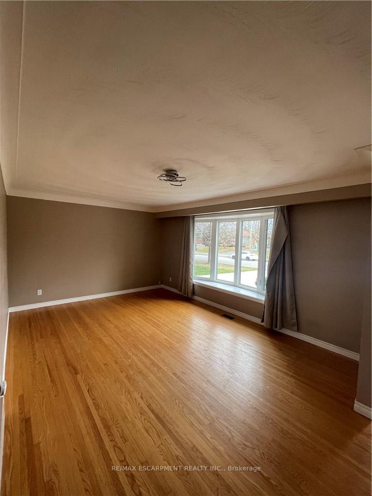 Photo 5 of 23 Woodsview Avenue W, Grimsby, Grimsby Beach — HOMEH
