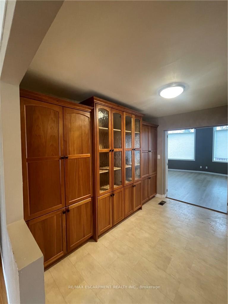 Photo 9 of 23 Woodsview Avenue W, Grimsby, Grimsby Beach — HOMEH