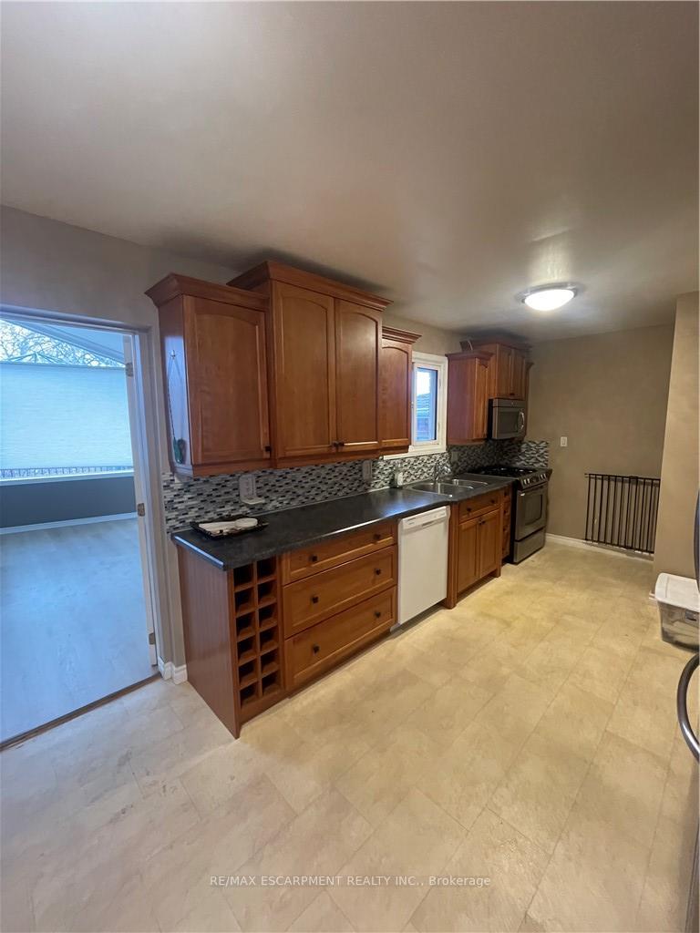 Photo 11 of 23 Woodsview Avenue W, Grimsby, Grimsby Beach — HOMEH