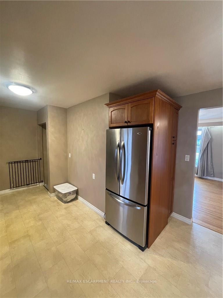 Photo 13 of 23 Woodsview Avenue W, Grimsby, Grimsby Beach — HOMEH