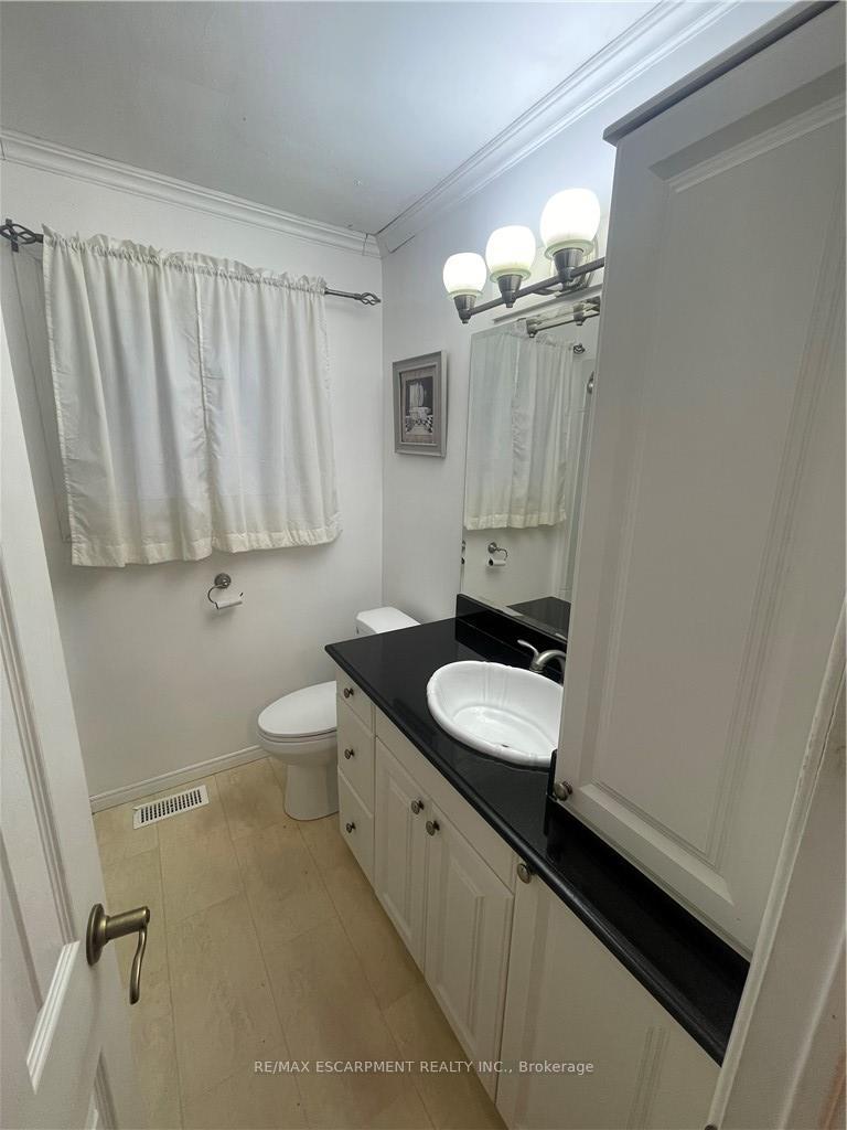 Photo 21 of 23 Woodsview Avenue W, Grimsby, Grimsby Beach — HOMEH