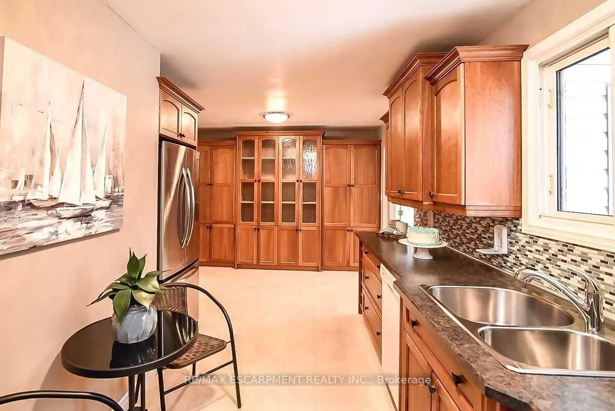 Photo 14 of 23 Woodsview Avenue W, Grimsby, Grimsby Beach — HOMEH
