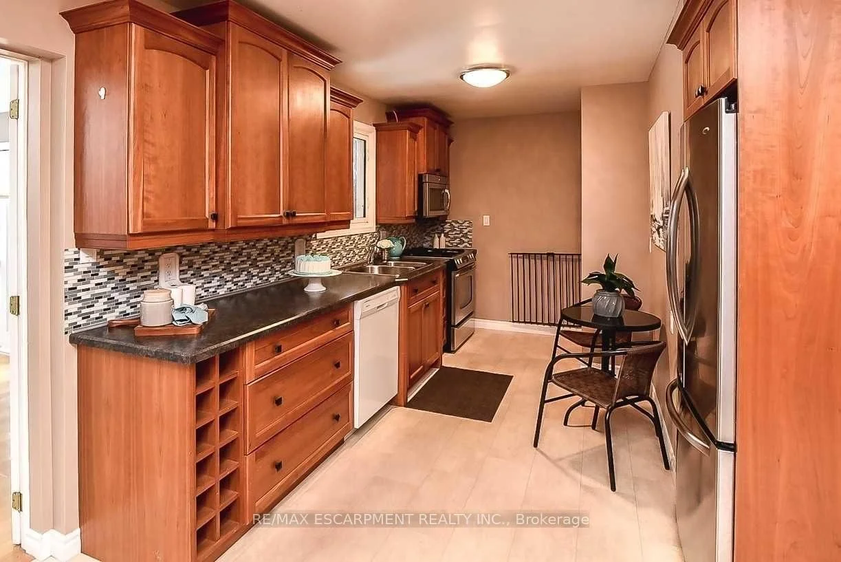 Photo 16 of 23 Woodsview Avenue W, Grimsby, Grimsby Beach — HOMEH