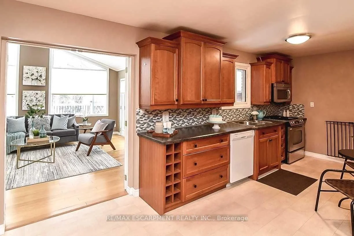Photo 18 of 23 Woodsview Avenue W, Grimsby, Grimsby Beach — HOMEH