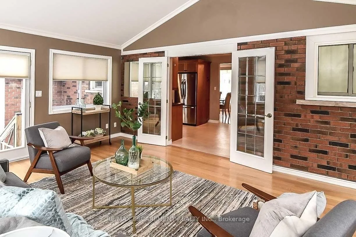 Photo 24 of 23 Woodsview Avenue W, Grimsby, Grimsby Beach — HOMEH
