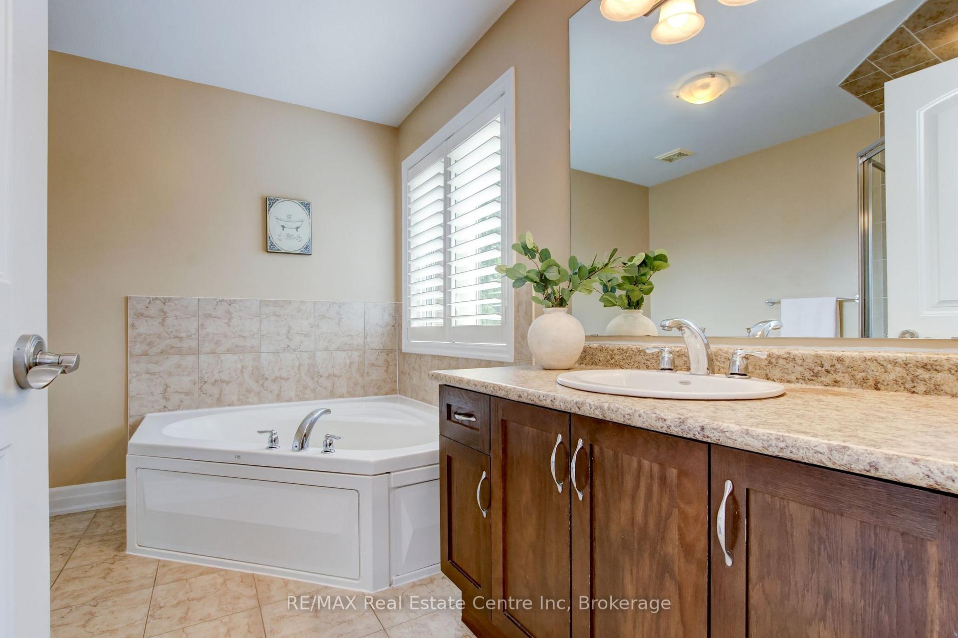 Photo 24 of 52 Bardoe Crescent, Milton, Scott — HOMEH