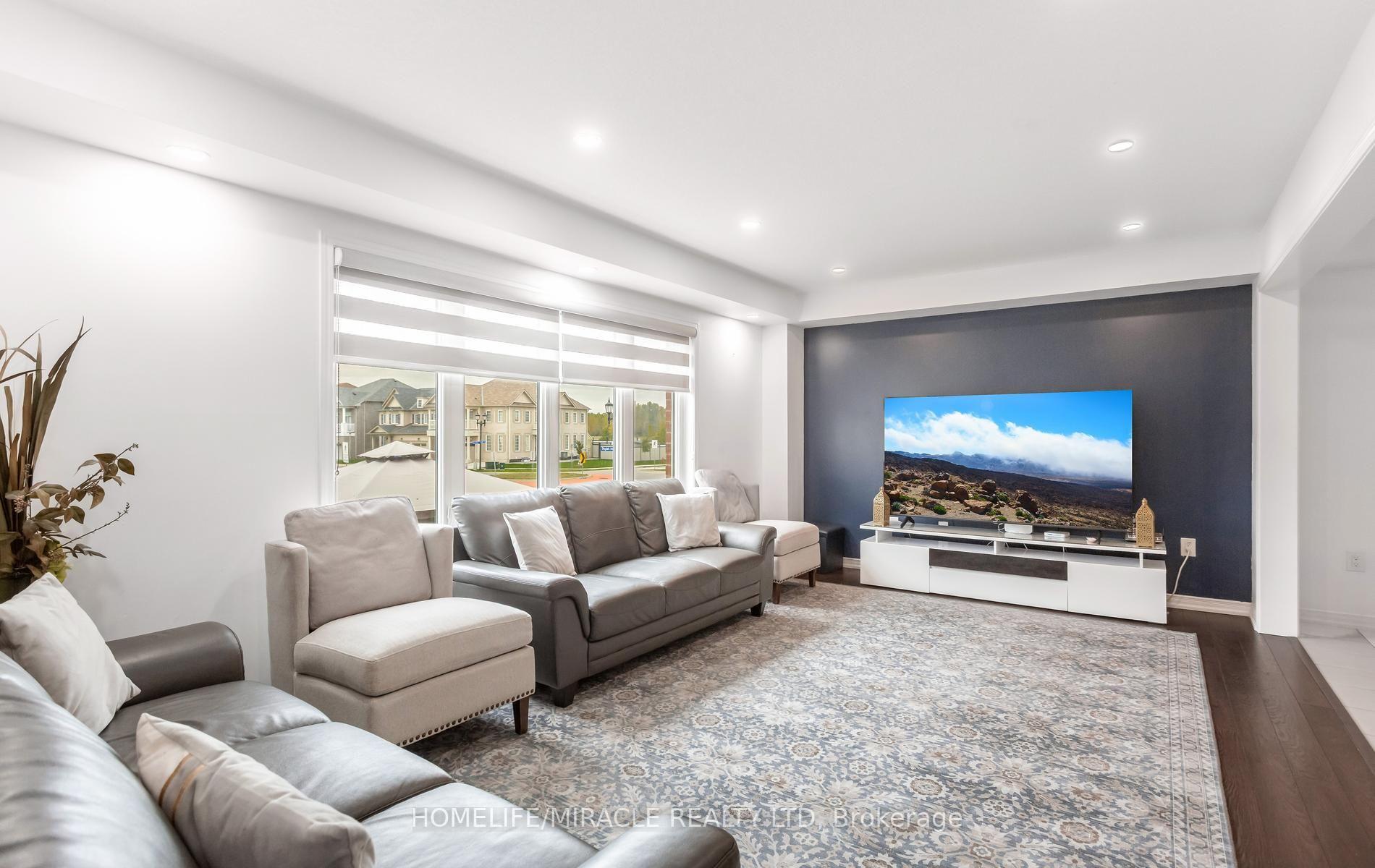 Photo 5 of 7808 Tupelo Crescent, Niagara Falls, Brown — HOMEH