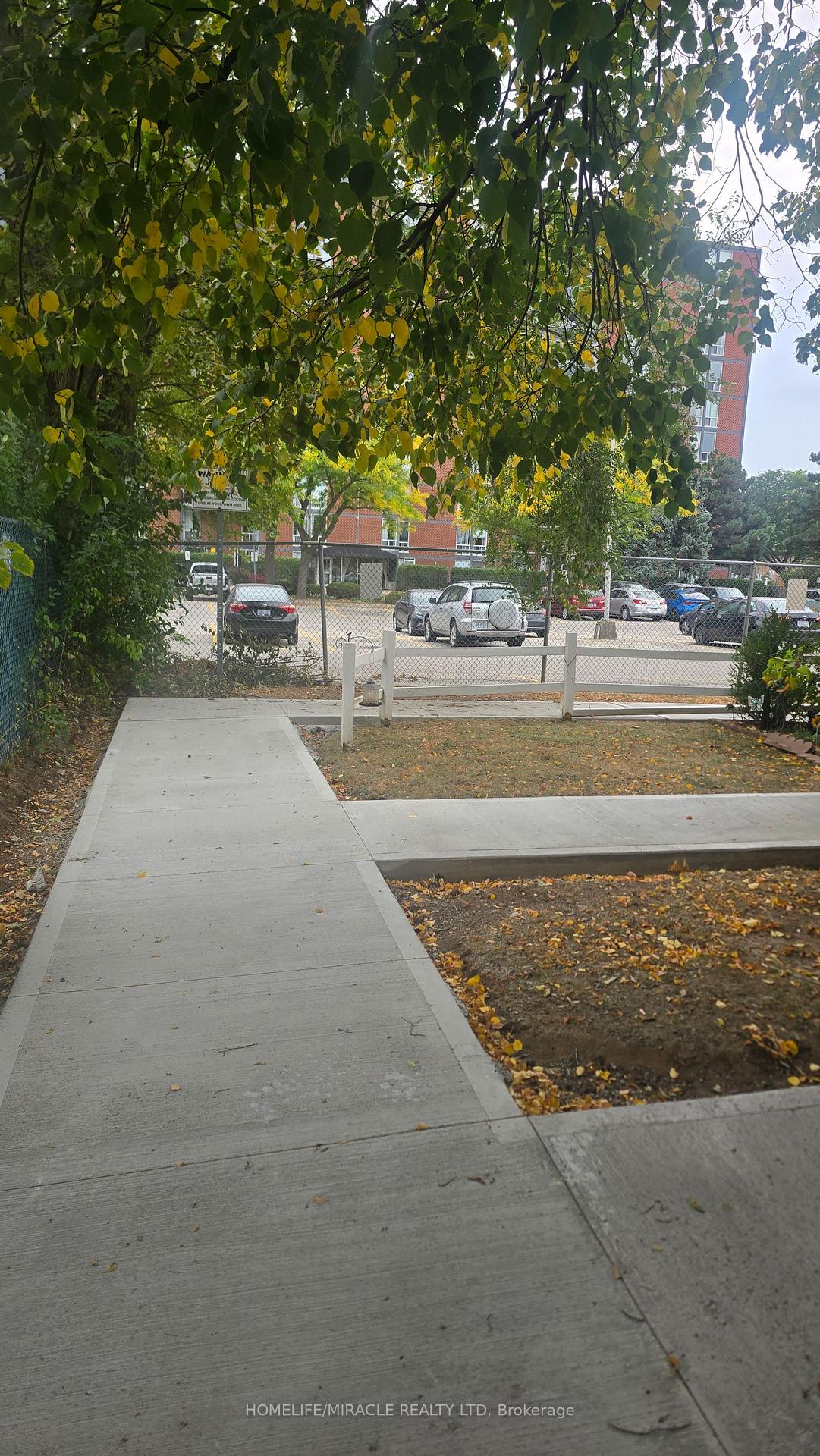Photo 3 of 30 Jerome Crescent, Hamilton, Riverdale — HOMEH