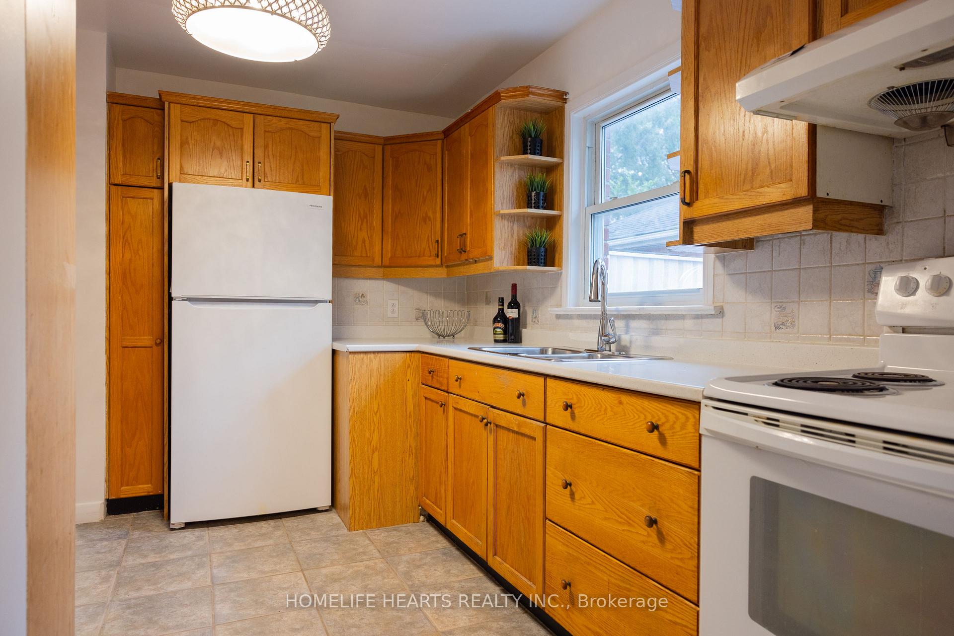 Photo 5 of 114 Chillery Avenue, Scarborough, Eglinton East — HOMEH