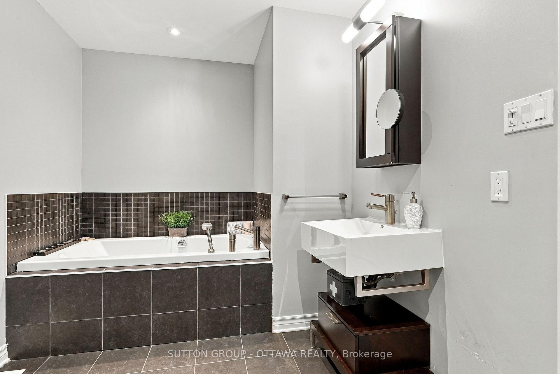 Photo 16 of 333 Riversedge Crescent, Ottawa, Riverside South/Gloucester Glen — HOMEH