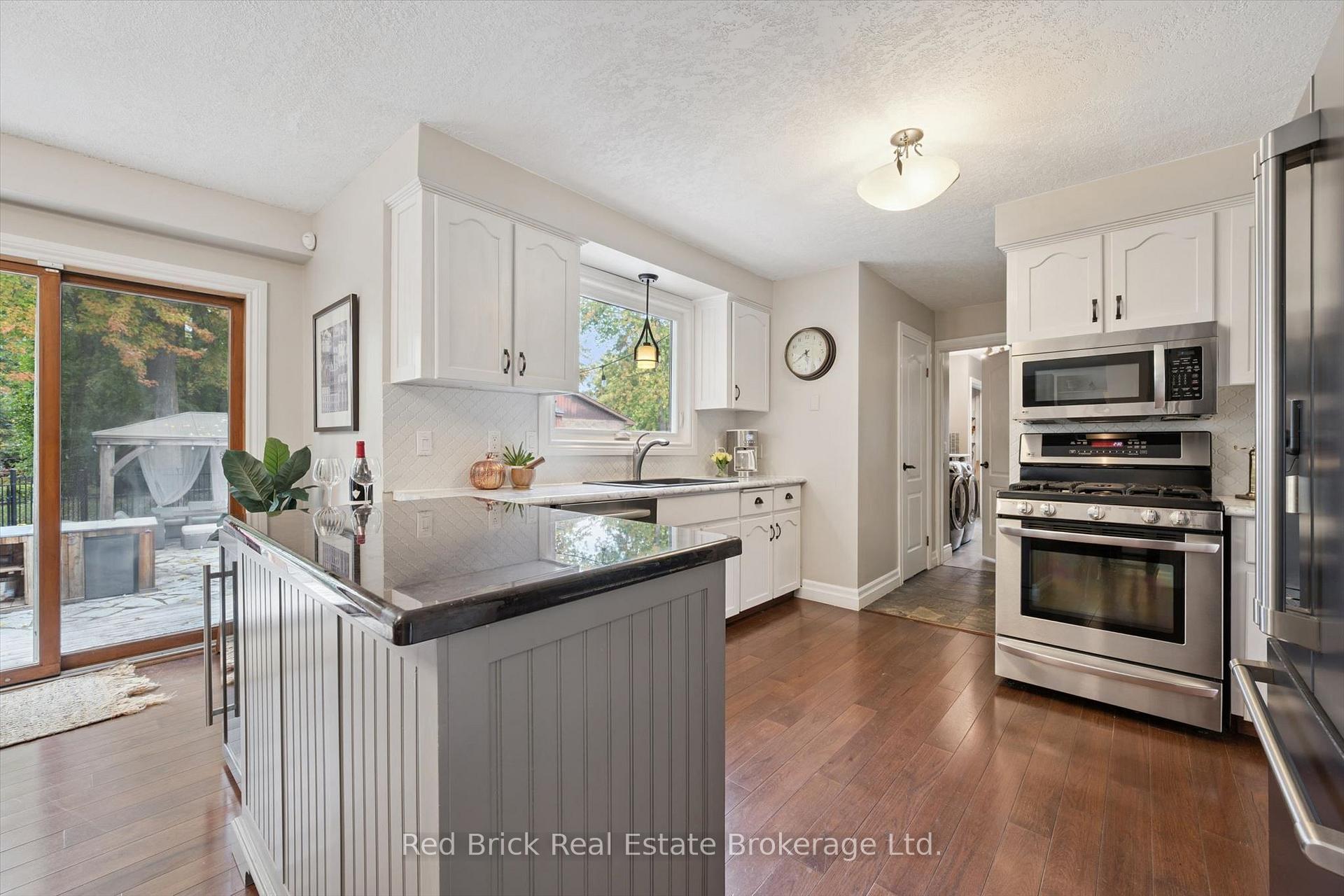 Photo 18 of 8 Sugarbush Place, Guelph, Willow West/Sugarbush/West Acres — HOMEH