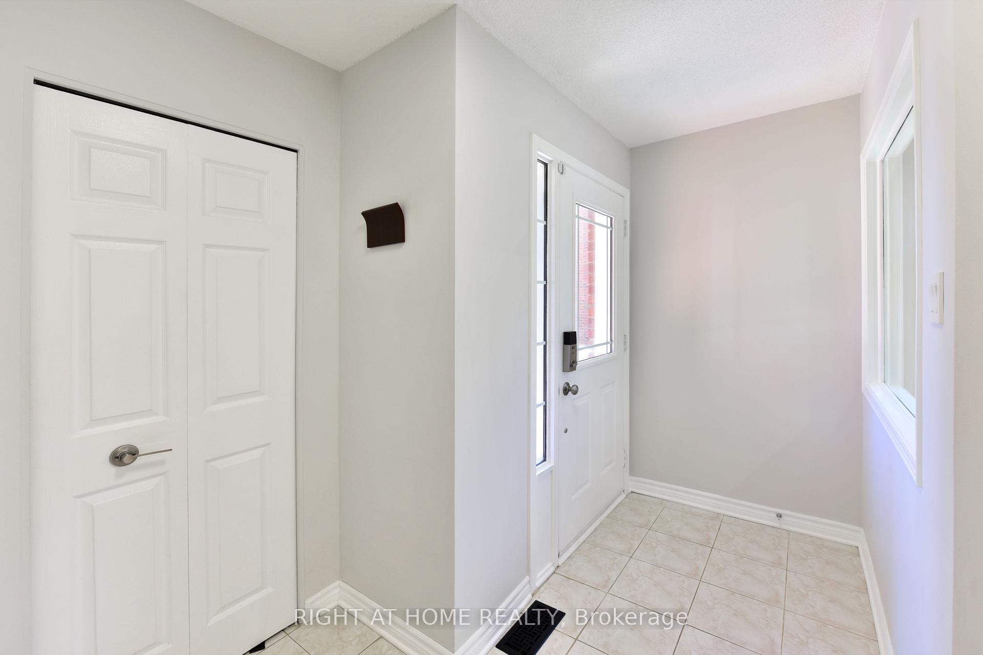 Photo 7 of 24 Harrington Court, Ottawa, Kanata - Kanata Lakes/Heritage Hills — HOMEH