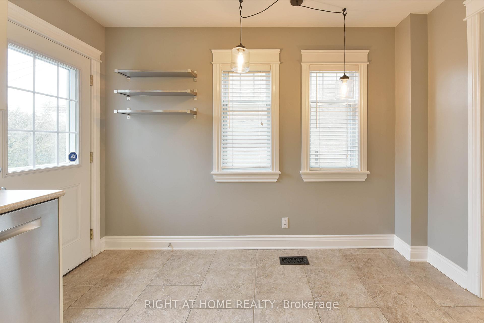 Photo 7 of 37 Rossland Avenue, Ottawa, Meadowlands/St. Claire Gardens — HOMEH