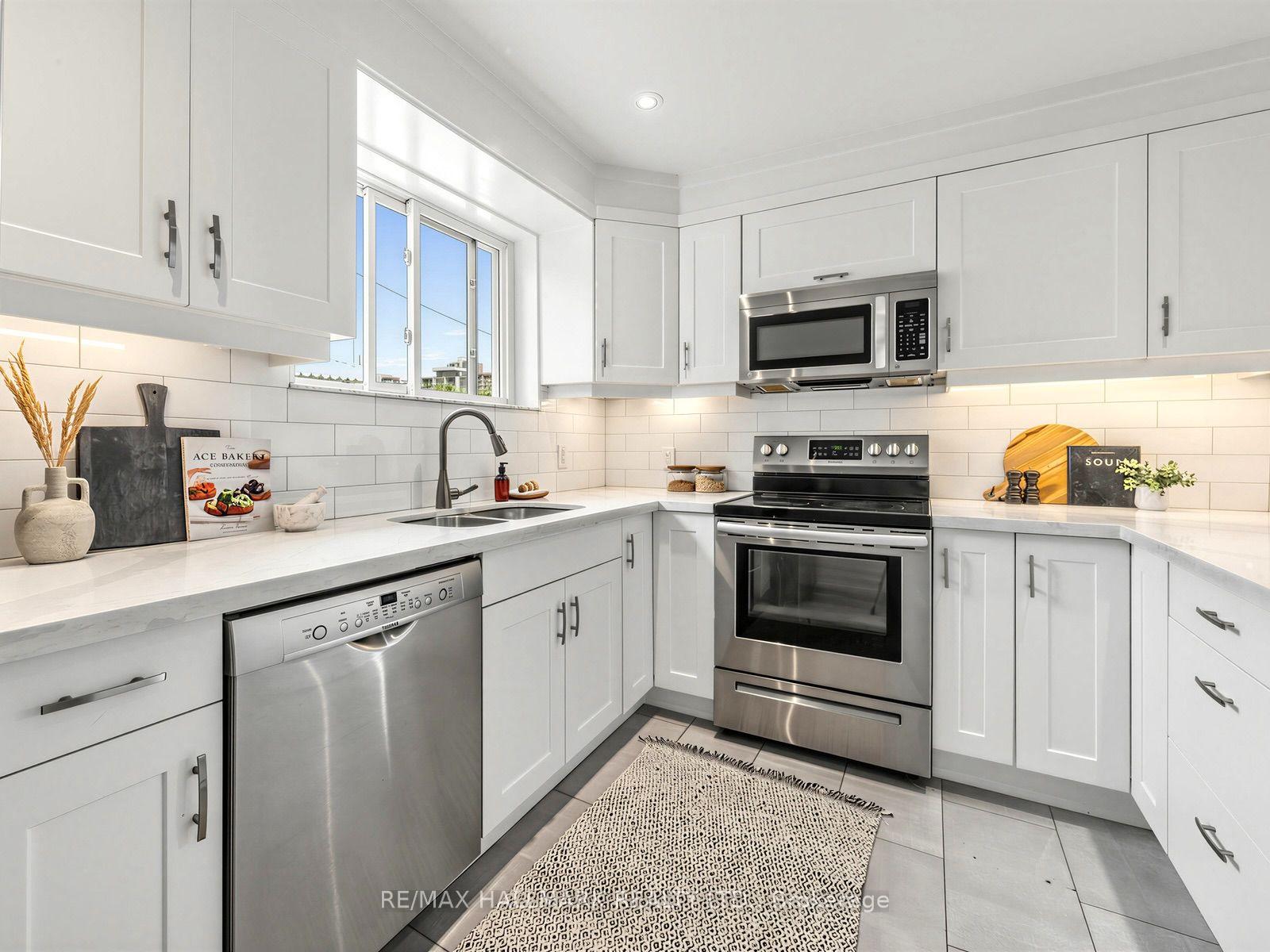 Photo 17 of 16 Avis Crescent, Toronto, O'Connor-Parkview — HOMEH