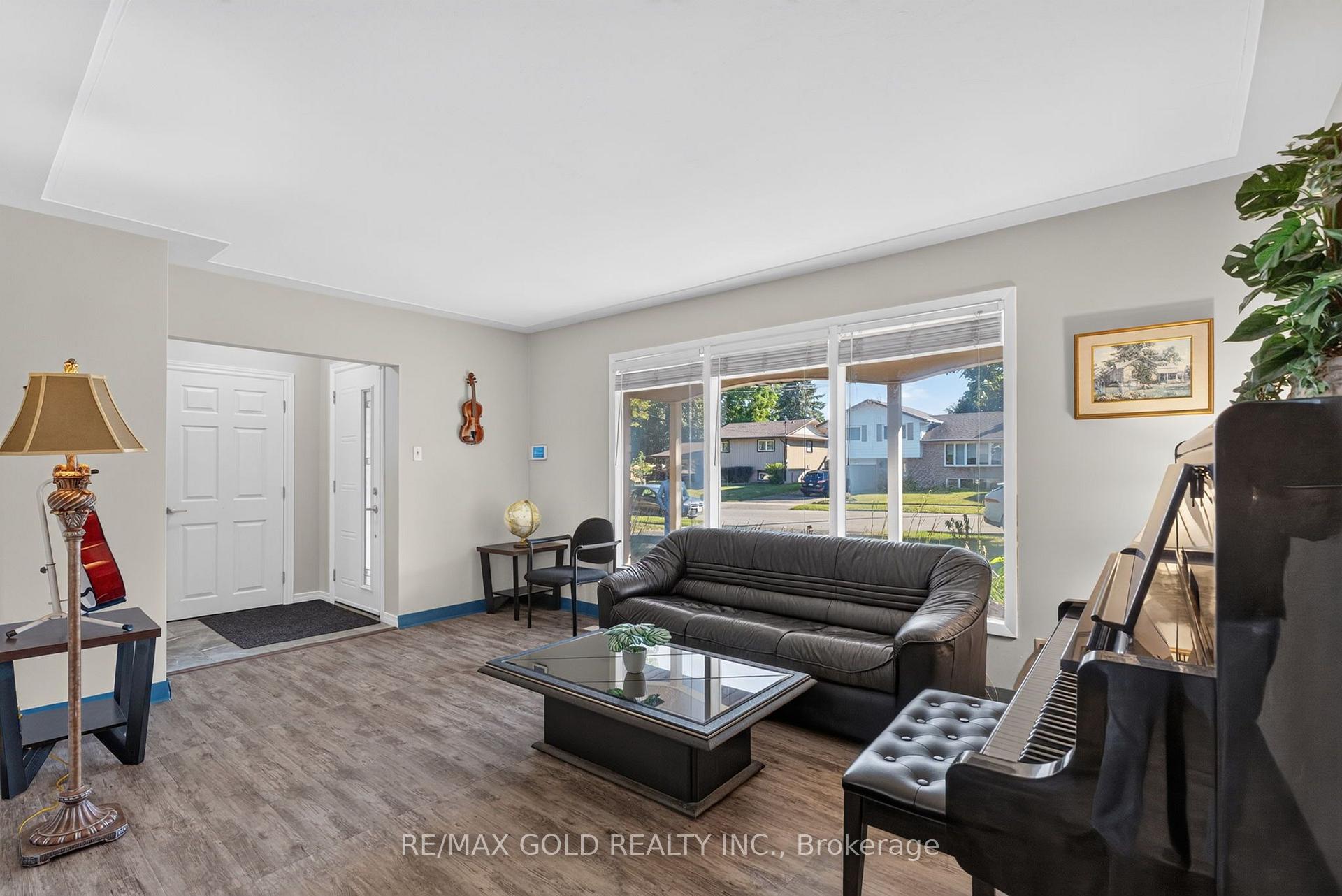 Photo 8 of 16 Monterey Road, Kitchener, Heritage Park - Kitchener — HOMEH
