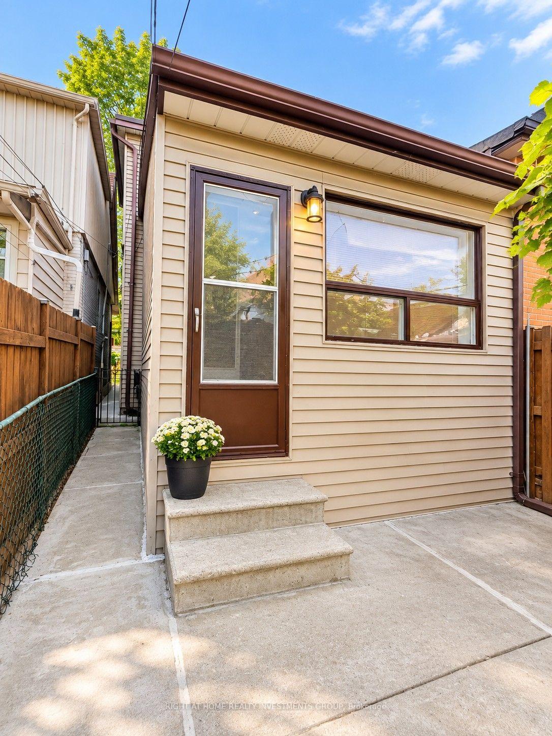 Photo 3 of 242 Silverthorn Avenue, Toronto, Weston-Pellam Park — HOMEH