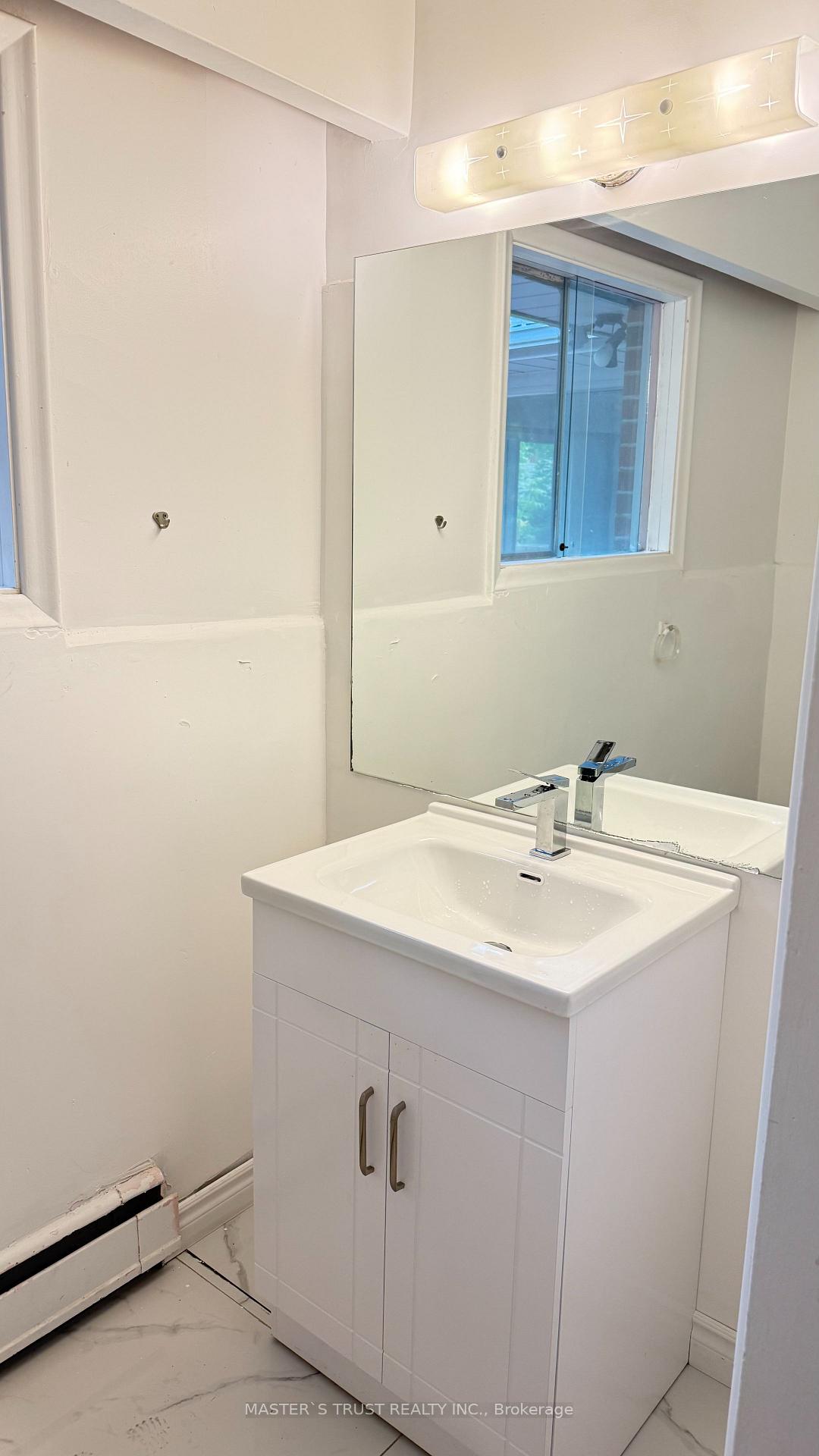 Photo 7 of 146 Yorkview Drive, North York, Willowdale West — HOMEH