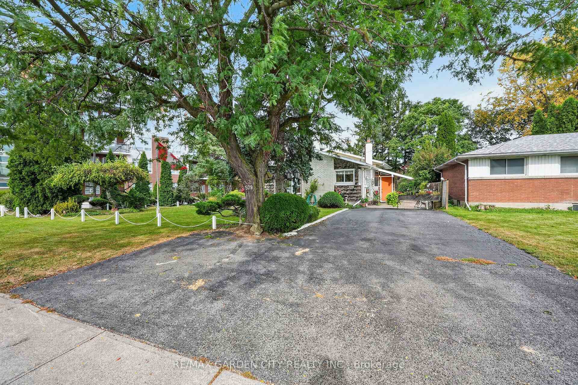 Photo 2 of 529 Carlton Street, St. Catharines, Carlton/Bunting — HOMEH