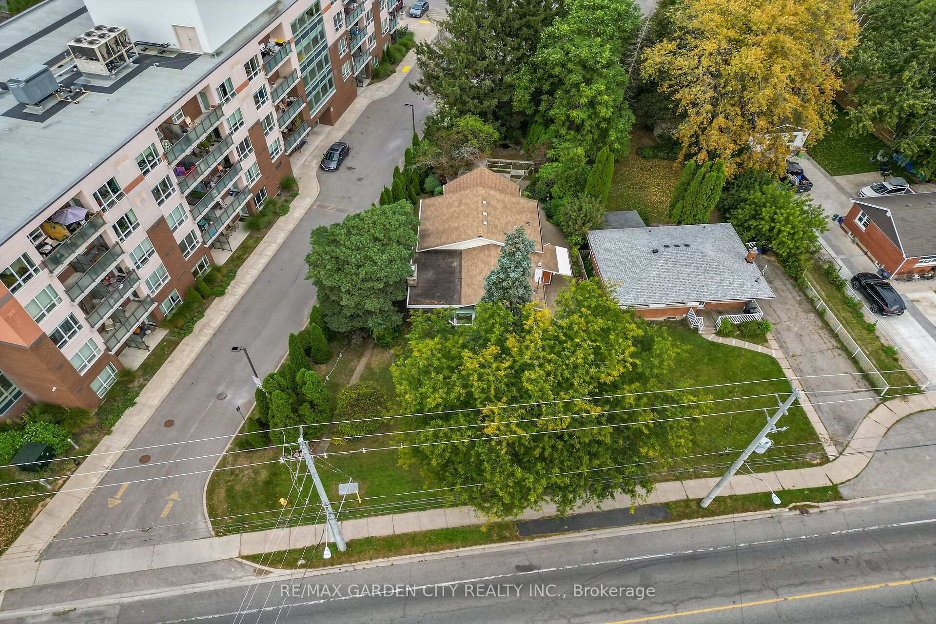 Photo 3 of 529 Carlton Street, St. Catharines, Carlton/Bunting — HOMEH