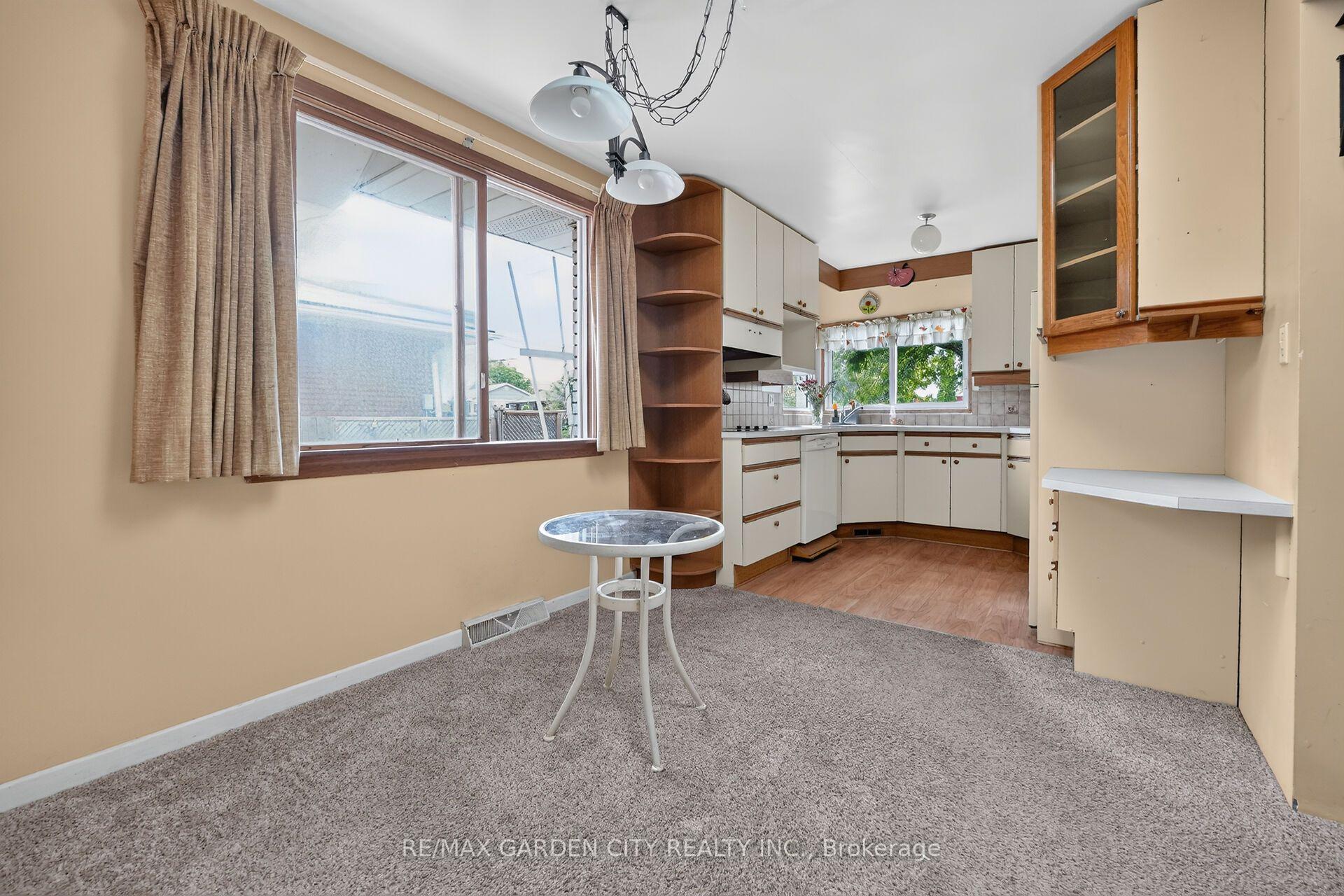 Photo 4 of 529 Carlton Street, St. Catharines, Carlton/Bunting — HOMEH
