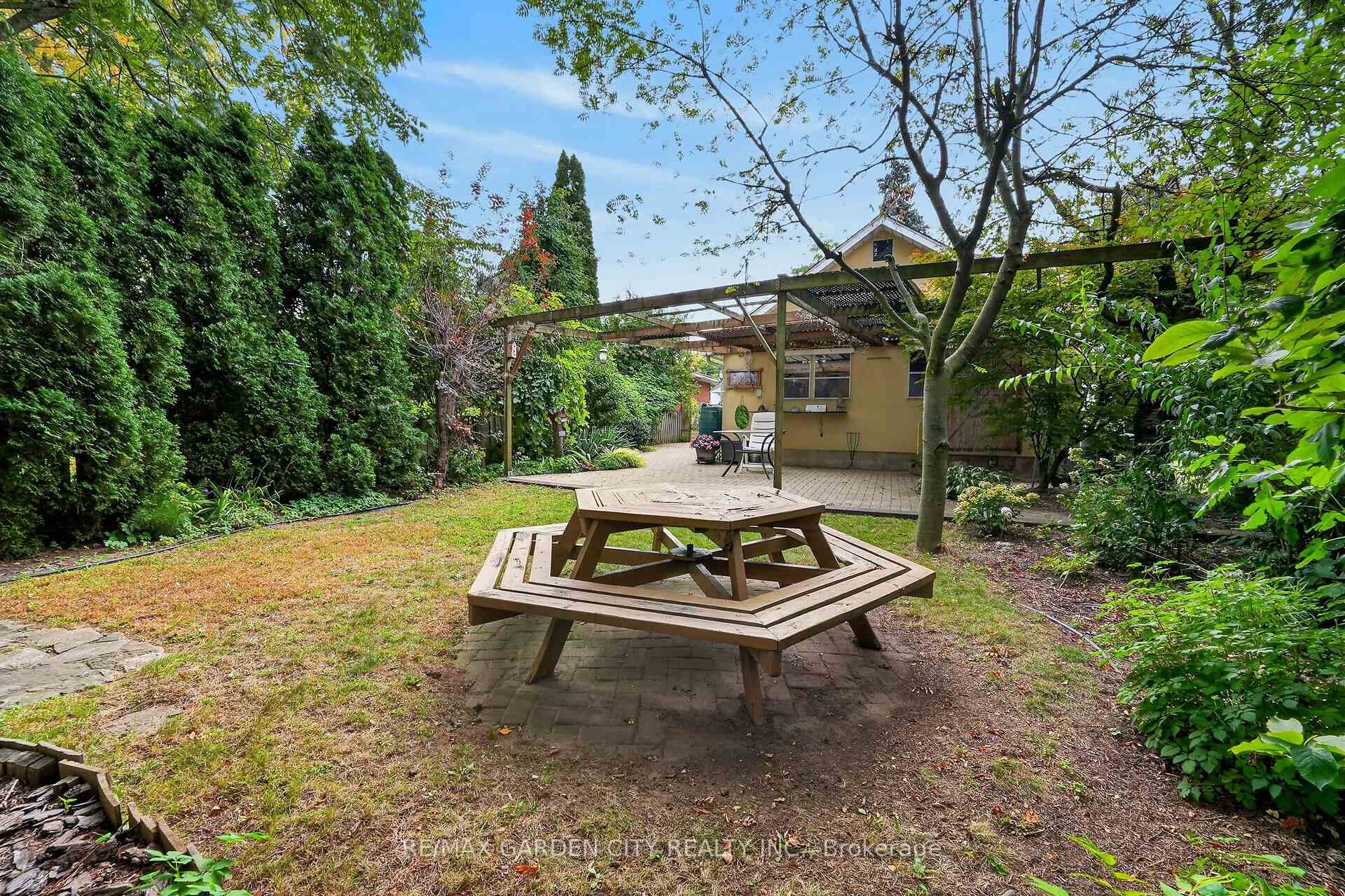 Photo 33 of 529 Carlton Street, St. Catharines, Carlton/Bunting — HOMEH