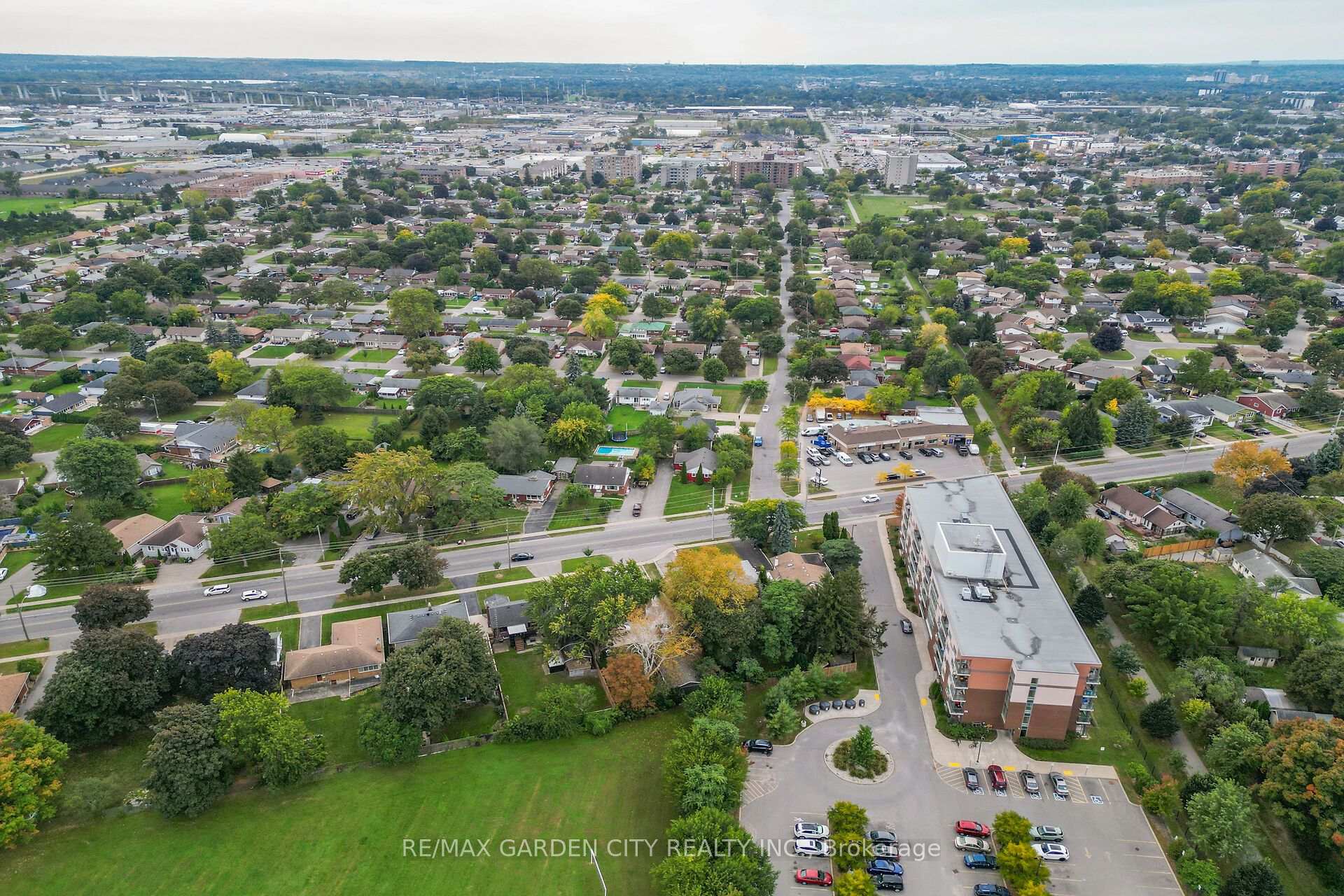 Photo 40 of 529 Carlton Street, St. Catharines, Carlton/Bunting — HOMEH