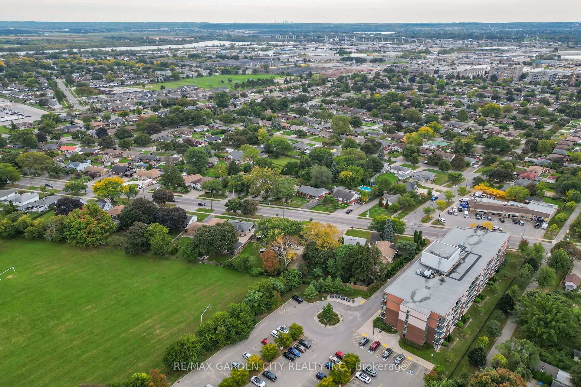 Photo 41 of 529 Carlton Street, St. Catharines, Carlton/Bunting — HOMEH