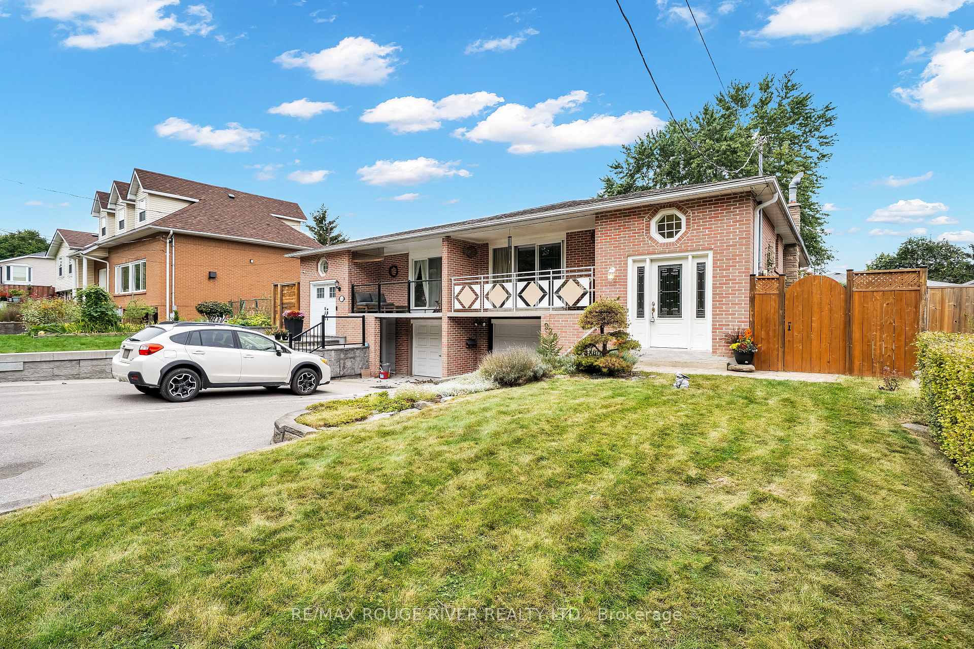 Photo 3 of 920 Sunrise Avenue, Pickering, West Shore — HOMEH