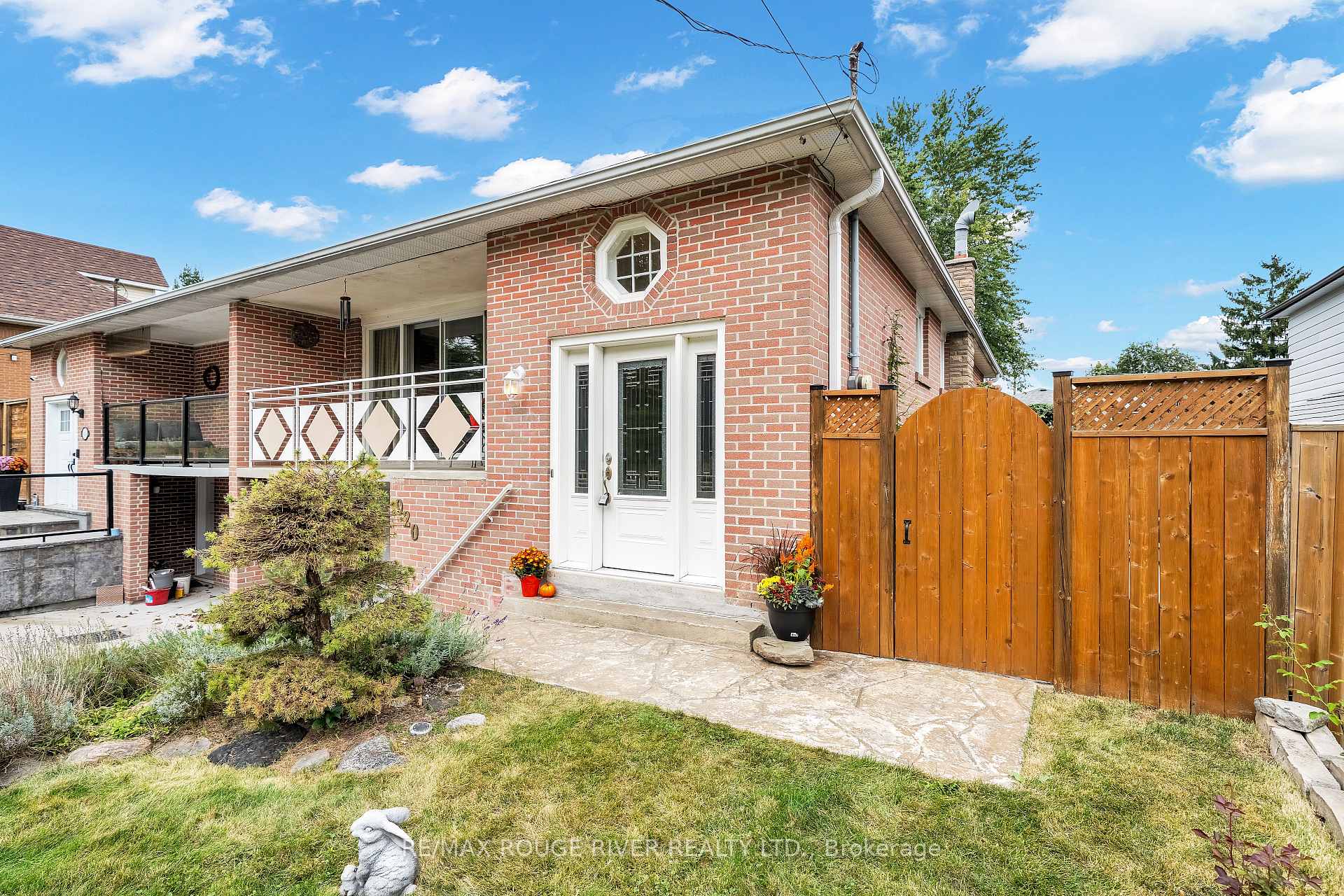 Photo 4 of 920 Sunrise Avenue, Pickering, West Shore — HOMEH