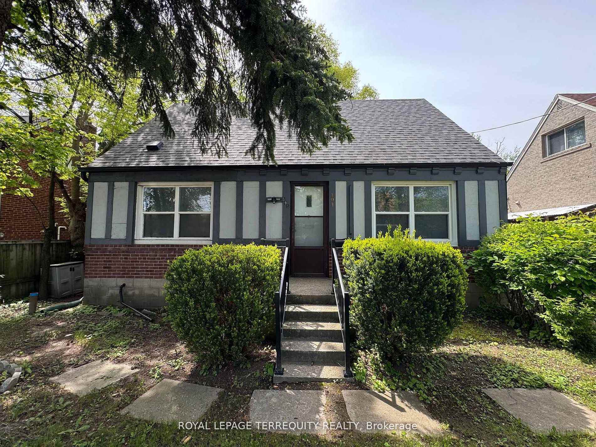Front of 191 Finch Avenue W