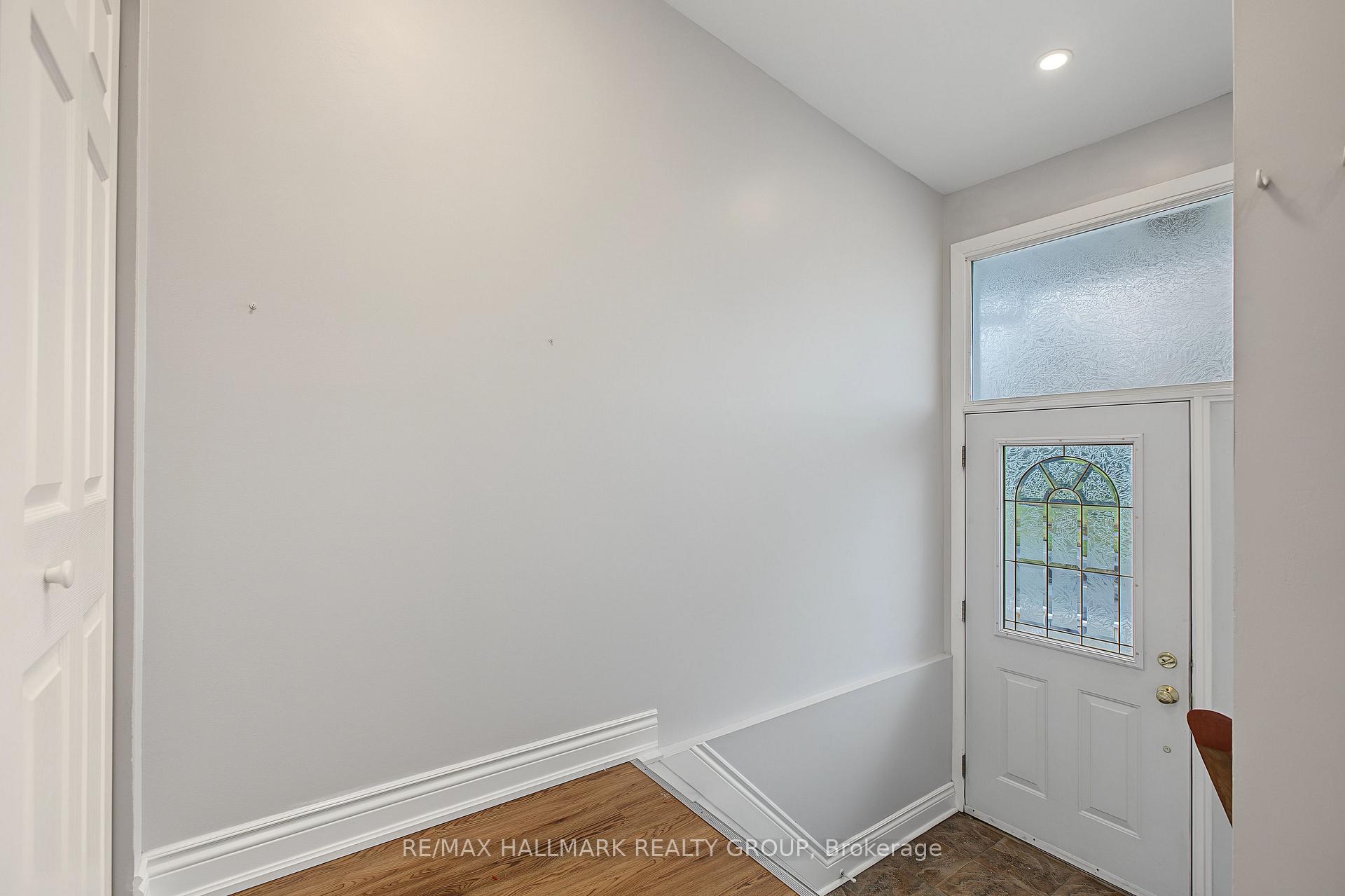 Photo 3 of Unit Unit A (upper unit), 1135 Maitland Avenue, Ottawa, Copeland Park — HOMEH