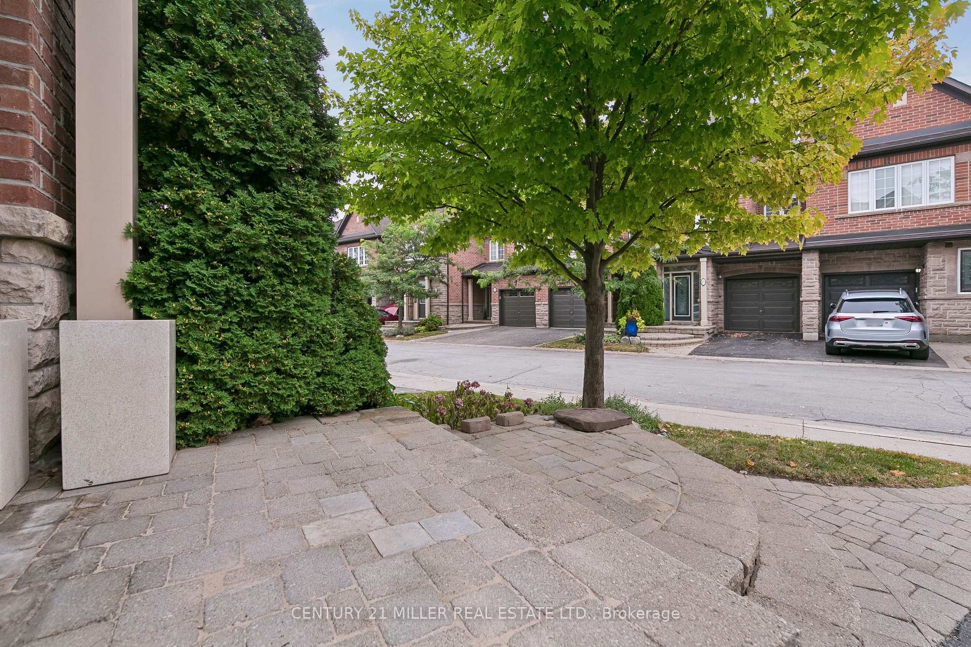 Photo 3 of Unit 37, 300 Ravineview Way, Oakville, Wedgewood Creek — HOMEH