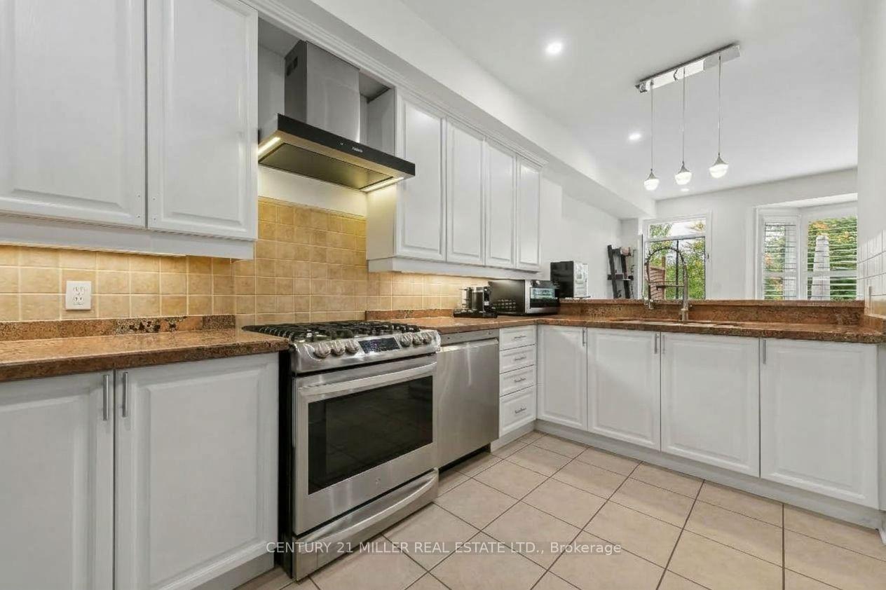 Photo 11 of Unit 37, 300 Ravineview Way, Oakville, Wedgewood Creek — HOMEH